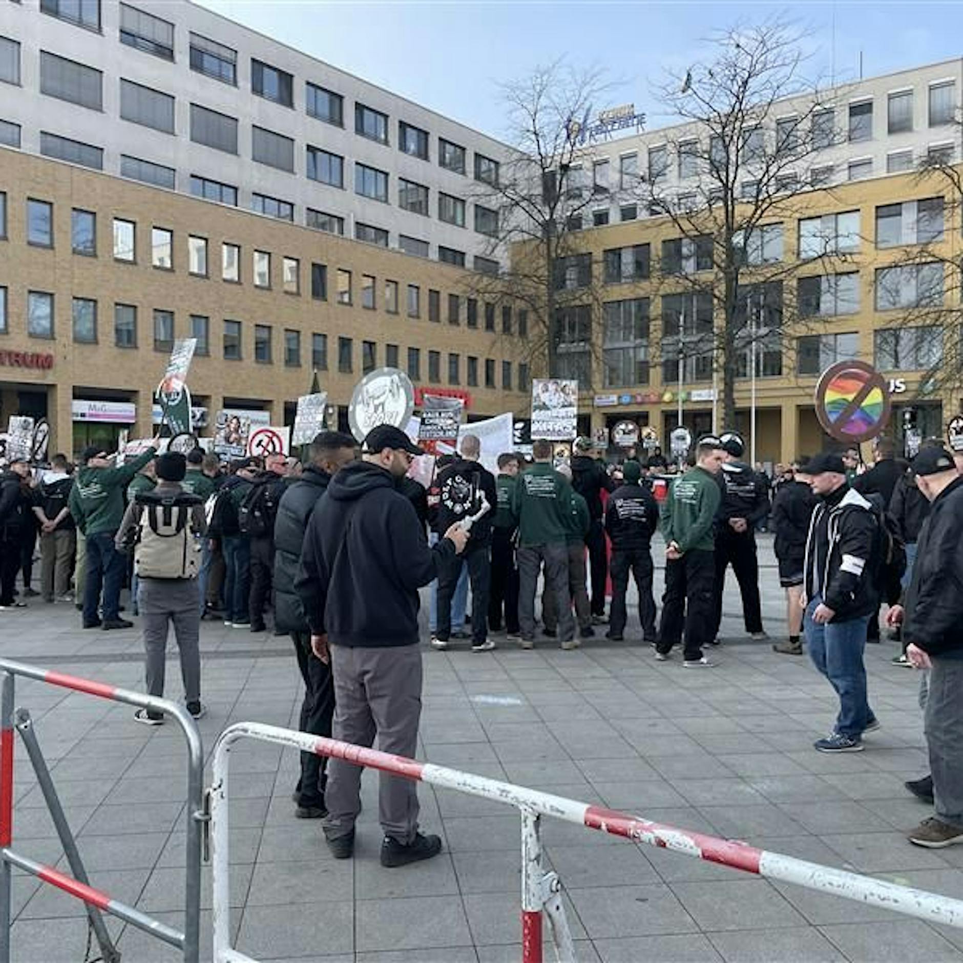 „Dritter Weg“: Neonazi-Demo eskaliert in Hellersdorf – Video