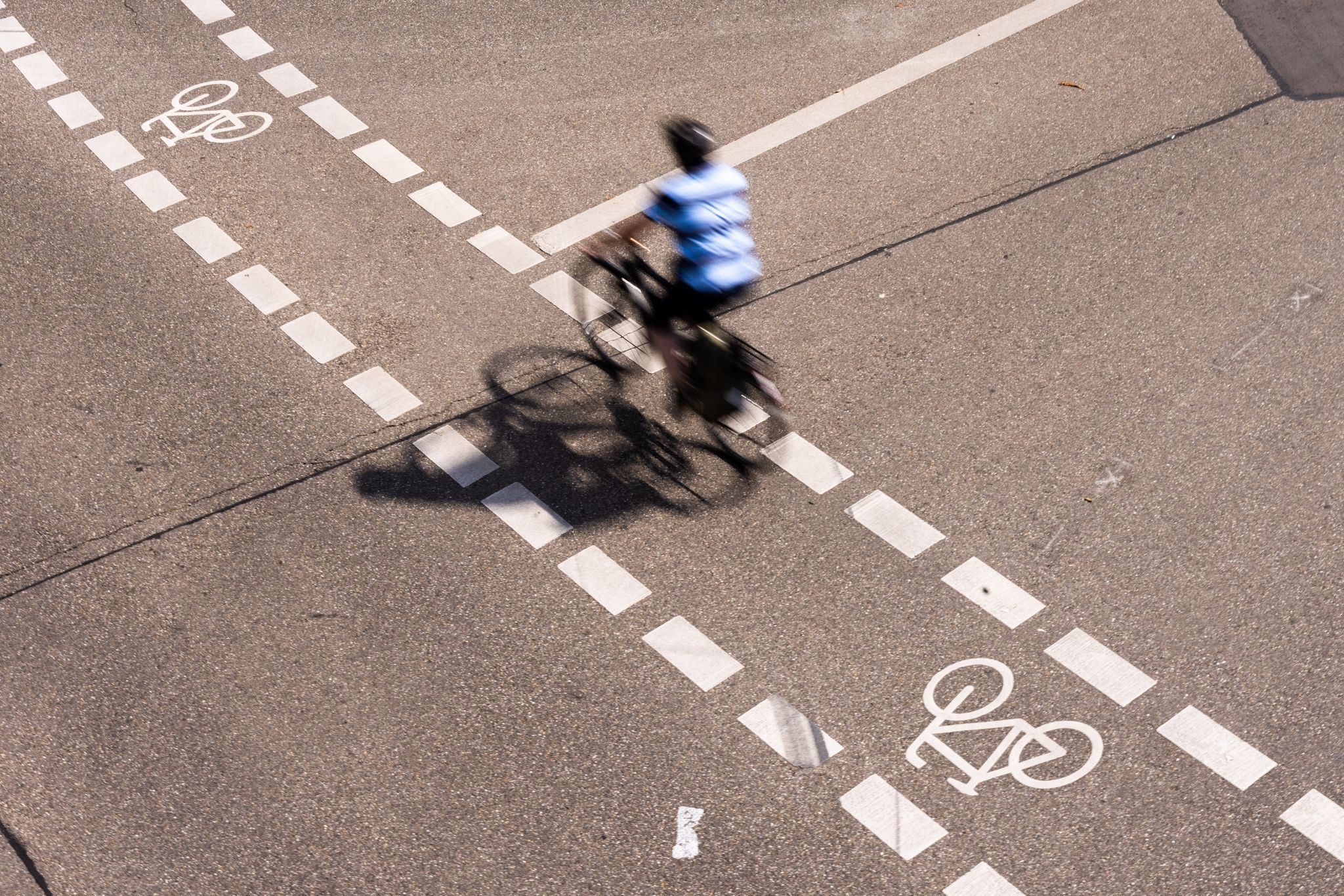 Image - Berlin-Tiergarten: Gruppe malt Radweg auf Straße, Polizei ertappt Mann mit Pinsel in der Hand