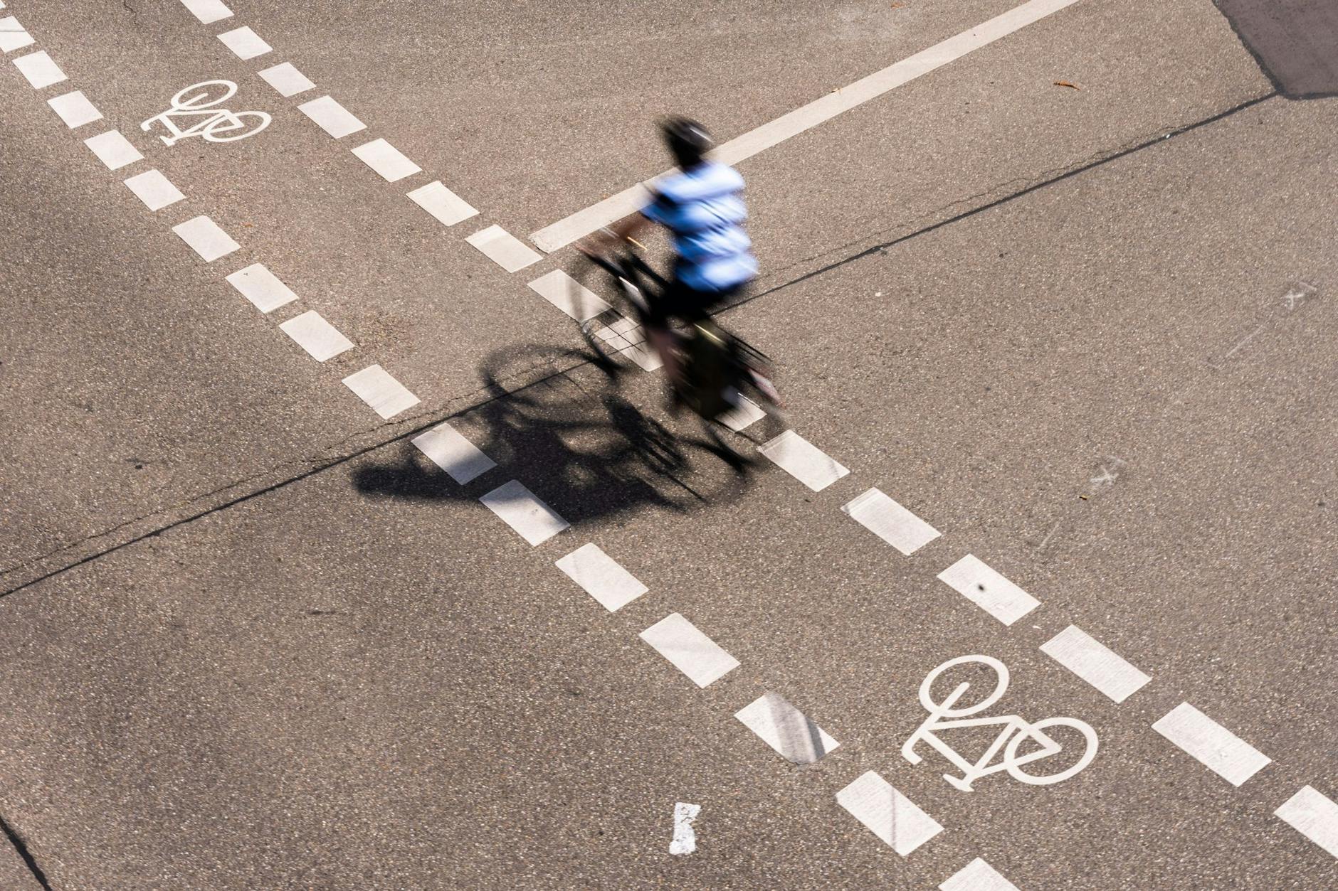 Ein Radfahrer fährt auf einem Fahrradschutzstreifen.