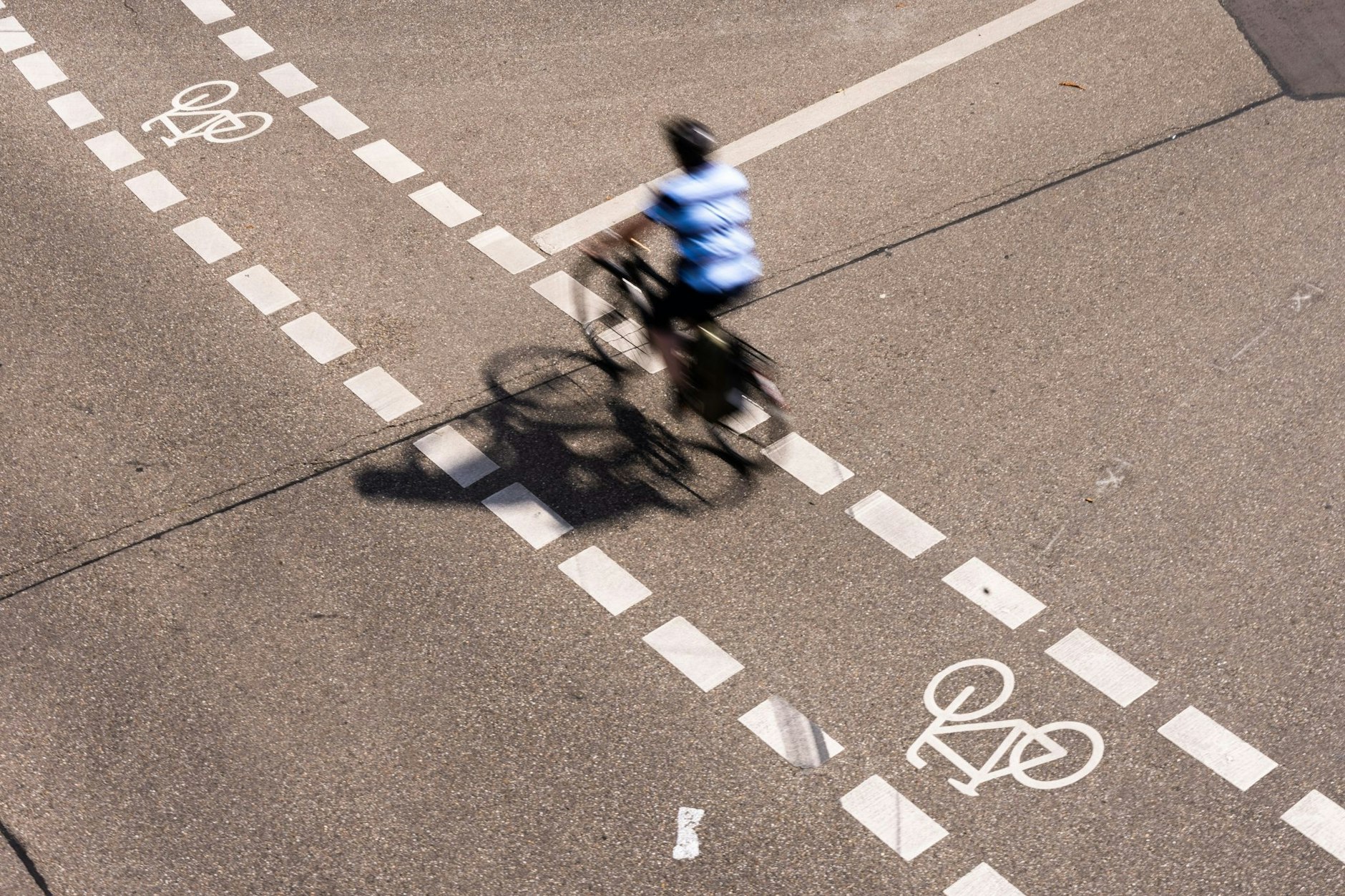 Ein Radfahrer fährt auf einem Fahrradschutzstreifen.