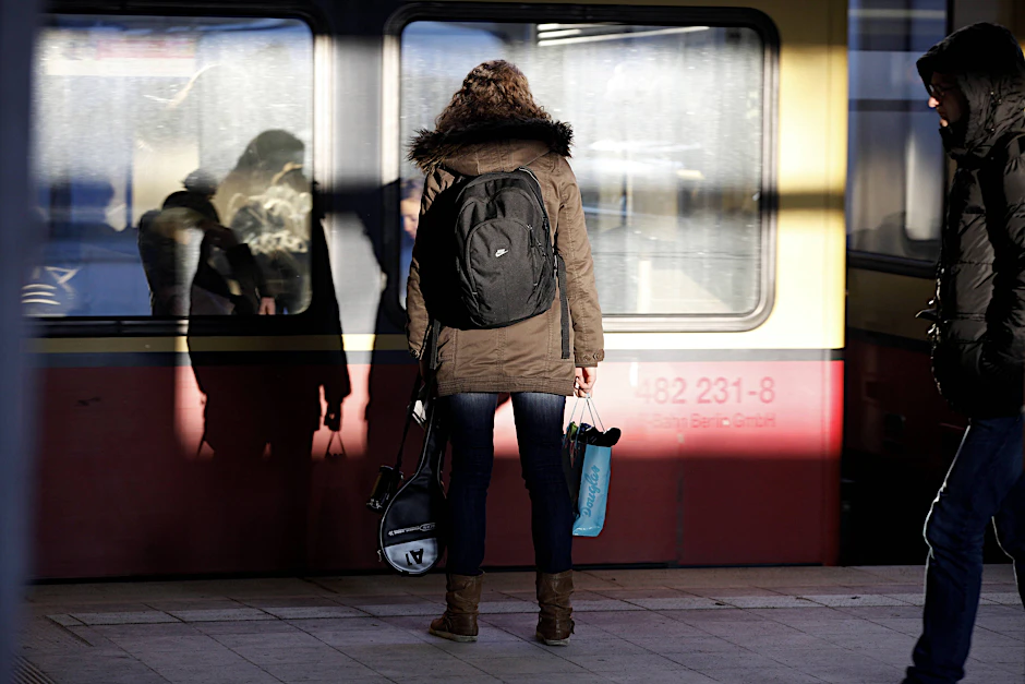 Ersatzbus statt S-Bahn: An vielen Berliner Bahnhöfen heißt es derzeit Warten, Umsteigen und Geduld bewahren. (Symbolfoto) 
