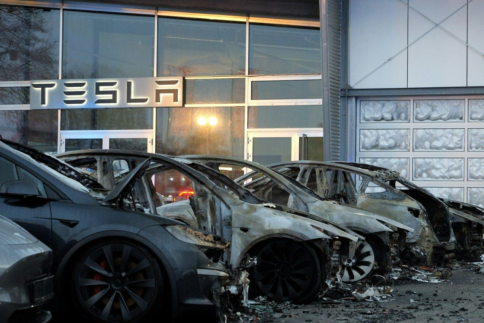 Samstagmorgen am Tesla-Autohaus in Ottersberg (Niedersachsen): Sieben Elektroautos waren ausgebrannt.