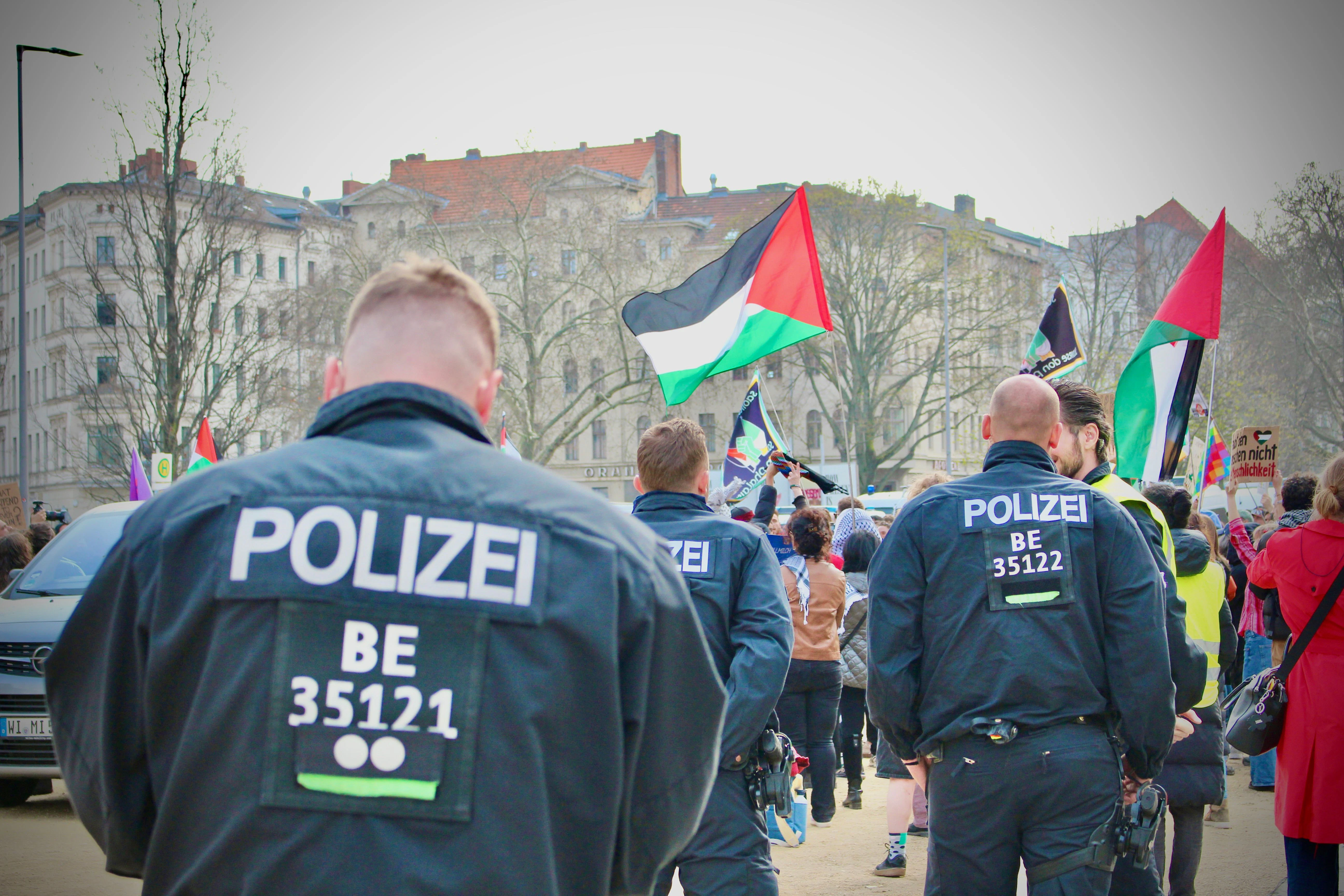Am Samstag steht der Berliner Polizei ein Großeinsatz bevor: Neben pro-palästinensischen Kundgebungen zum Al-Kuds-Tag sind auch Gegenproteste, ein Neonazi-Aufmarsch und Aktionen von Tesla-Gegner:innen angekündigt. (Symbolfoto) 