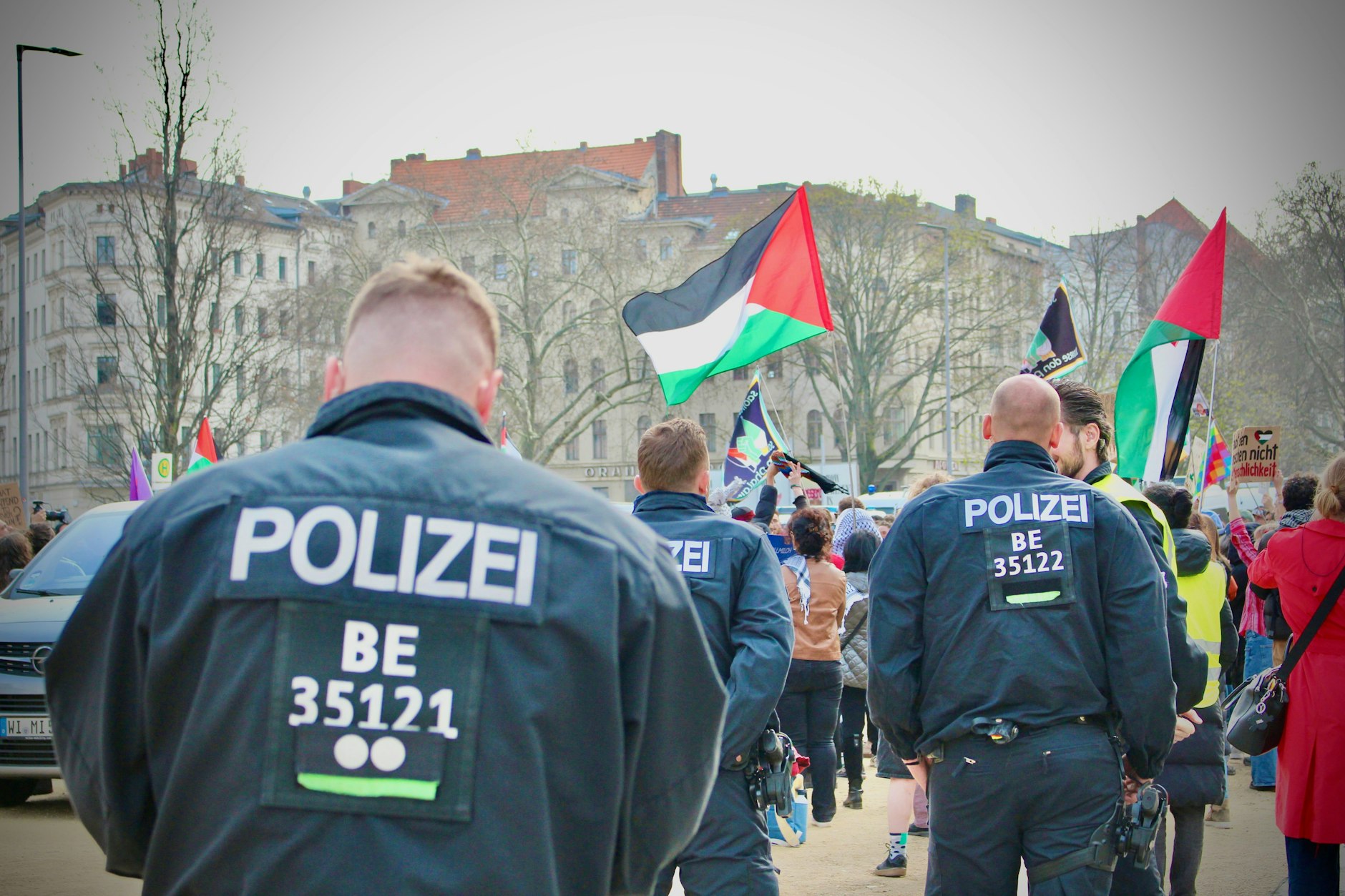 Am Samstag steht der Berliner Polizei ein Großeinsatz bevor: Neben pro-palästinensischen Kundgebungen zum Al-Kuds-Tag sind auch Gegenproteste, ein Neonazi-Aufmarsch und Aktionen von Tesla-Gegner:innen angekündigt. (Symbolfoto) 