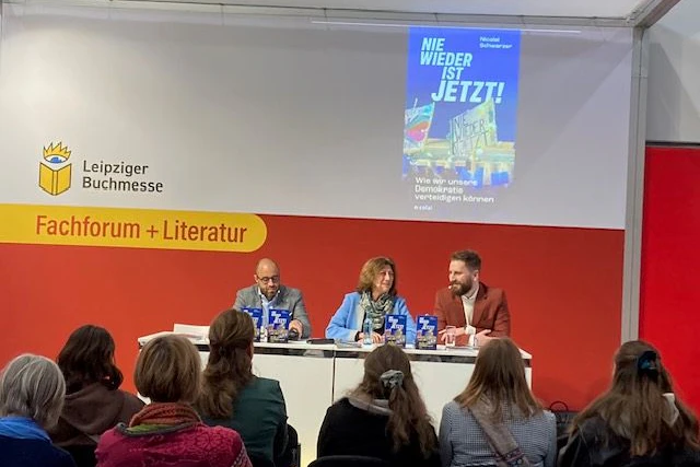 <a href="https://www.berliner-zeitung.de/politik-gesellschaft/berliner-unternehmer-nicolai-schwarzer-interview-ueber-antisemitismus-nach-dem-7-oktober-li.2309369">Autor Nicolai Schwarzer</a>, Verlegerin Martina Tittel und Pädagoge Sebastian Telschow stellen das Buch „Nie wieder ist jetzt!“ vor.
