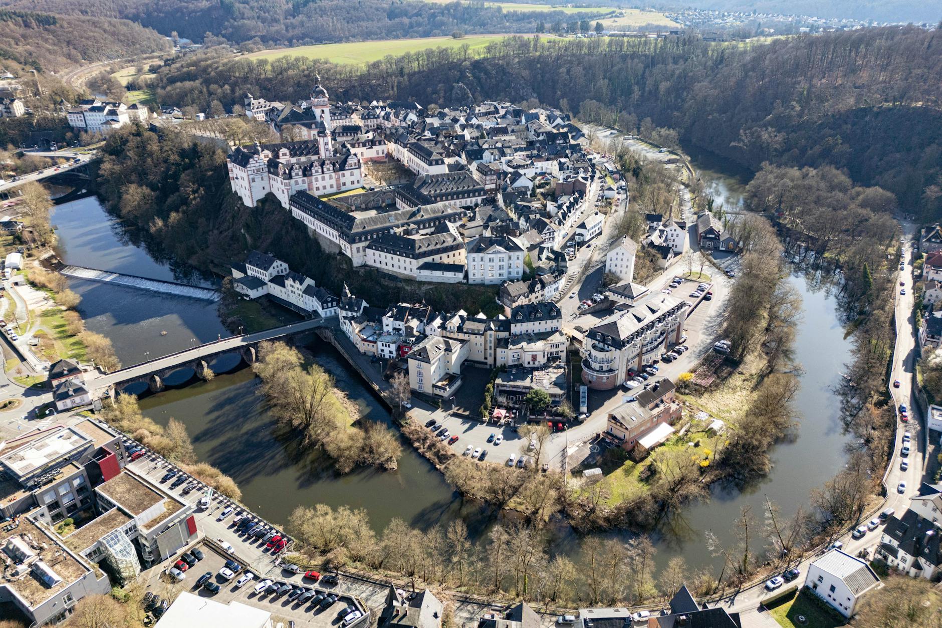 Die Lahn schlängelt sich um die Innenstadt von Weilburg. Unterdessen läuft die Suche nach dem vermissten sechsjährigen Jungen Pawlos weiter.