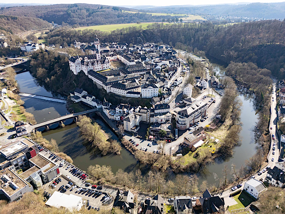 Die Lahn schlängelt sich um die Innenstadt von Weilburg. Unterdessen läuft die Suche nach dem vermissten sechsjährigen Jungen Pawlos weiter.