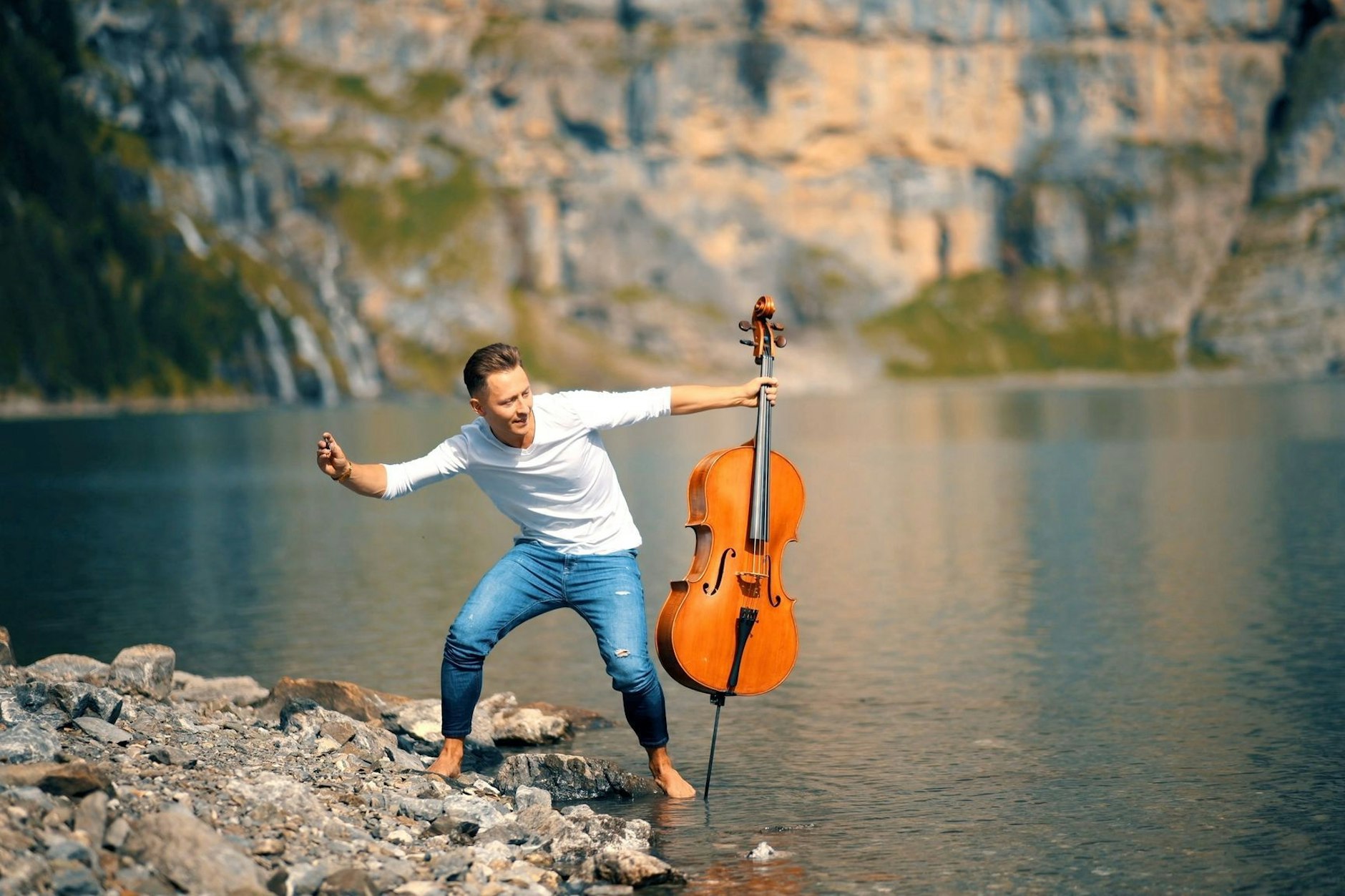 Der Schweizer Jodok Vuille spielt sein Cello an ungewöhnlichen Orten. Er spielt Cello auf schwindelerregenden Berggipfeln und in malerischen Bachläufen. Vuille erobert die sozialen Medien mit seinem Cello im Sturm.