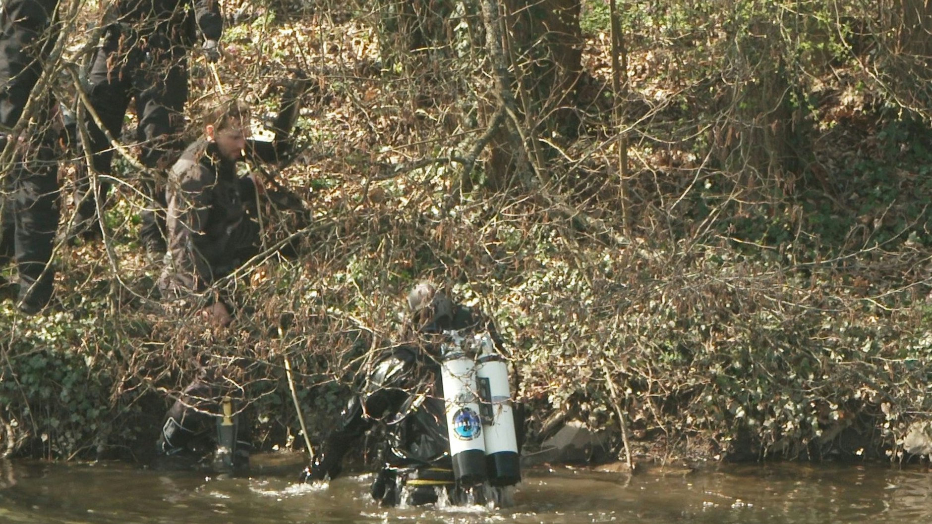 Taucher von Polizei und Feuerwehr suchen in der Lahn nach dem vermissten sechsjährigen Jungen Pawlos. 