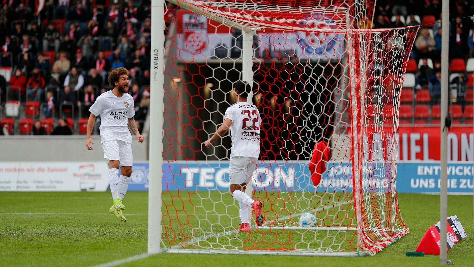 Da war die Dynamo-Welt noch in Ordnung. Kevin Lankford (l.) und Bennedikt Wüstenhagen feiern das Tor zum 1:0.