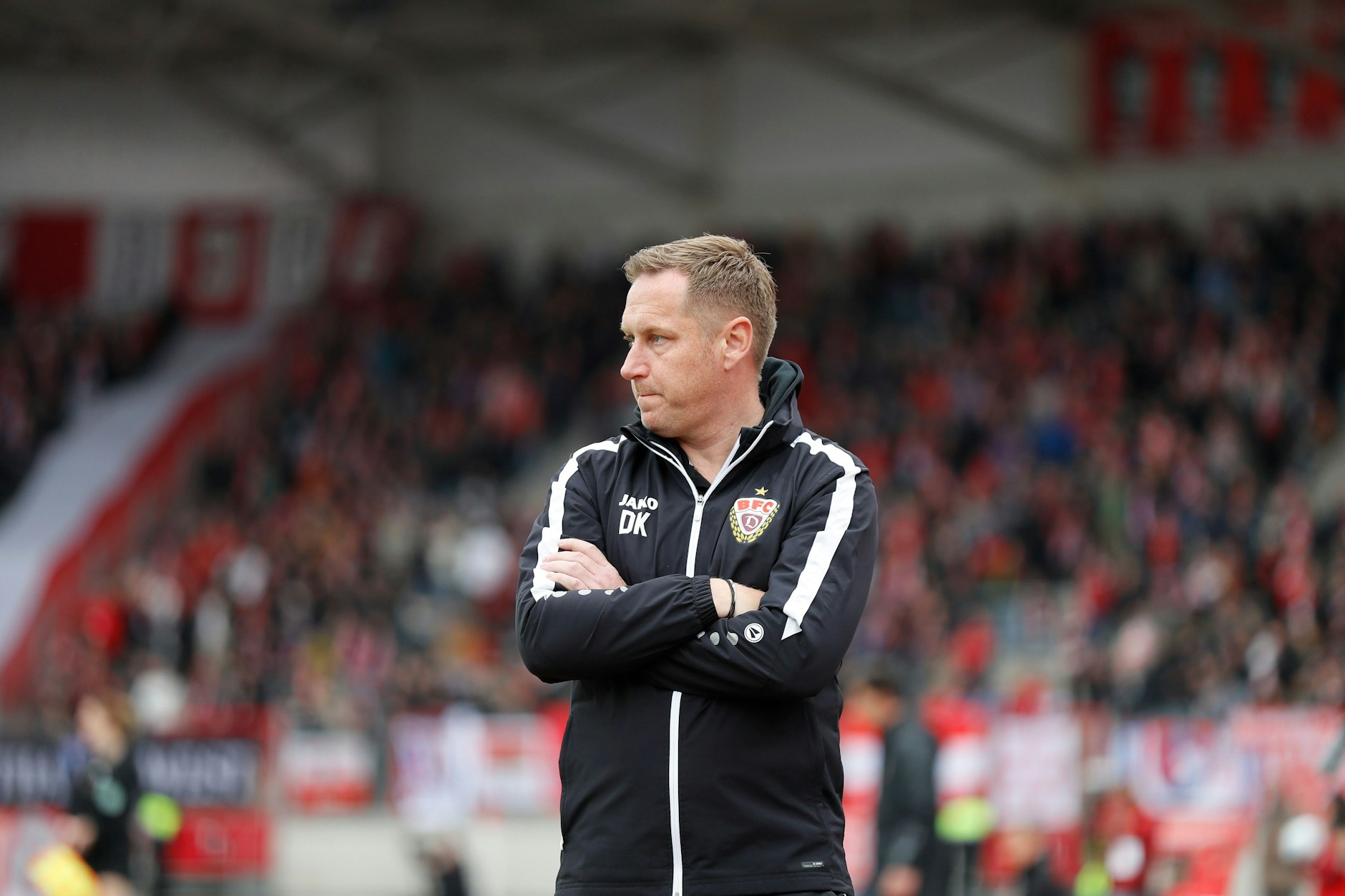 BFC-Trainer Dennis Kutrieb verfolgt das Spiel seiner Dynamos mit versteinertem Miene.