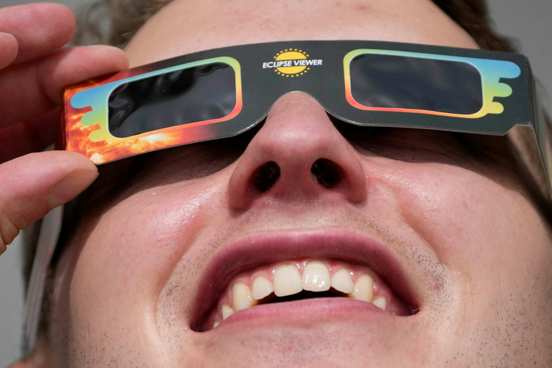 Ein Mann trägt eine Spezialbrille, um die partielle Sonnenfinsternis zu sehen. (Archivfoto)
