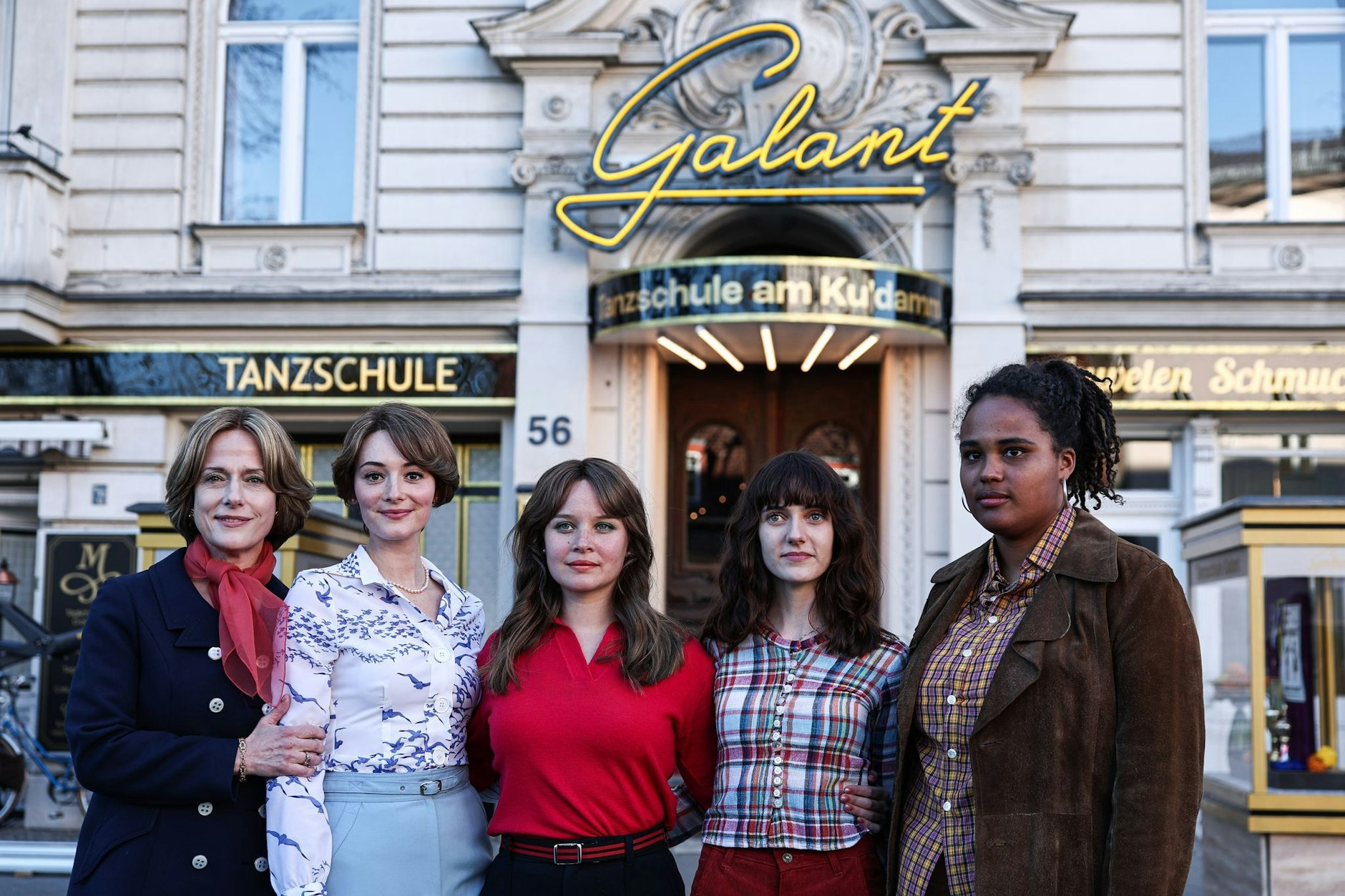 Die Schauspielerinnen Claudia Michelsen (v. l.), Maria Ehrich, Sonja Gerhardt, Marie Louise Albertine Becker und Massiamy Diabyam am Set der Serie „Ku'damm 77“.