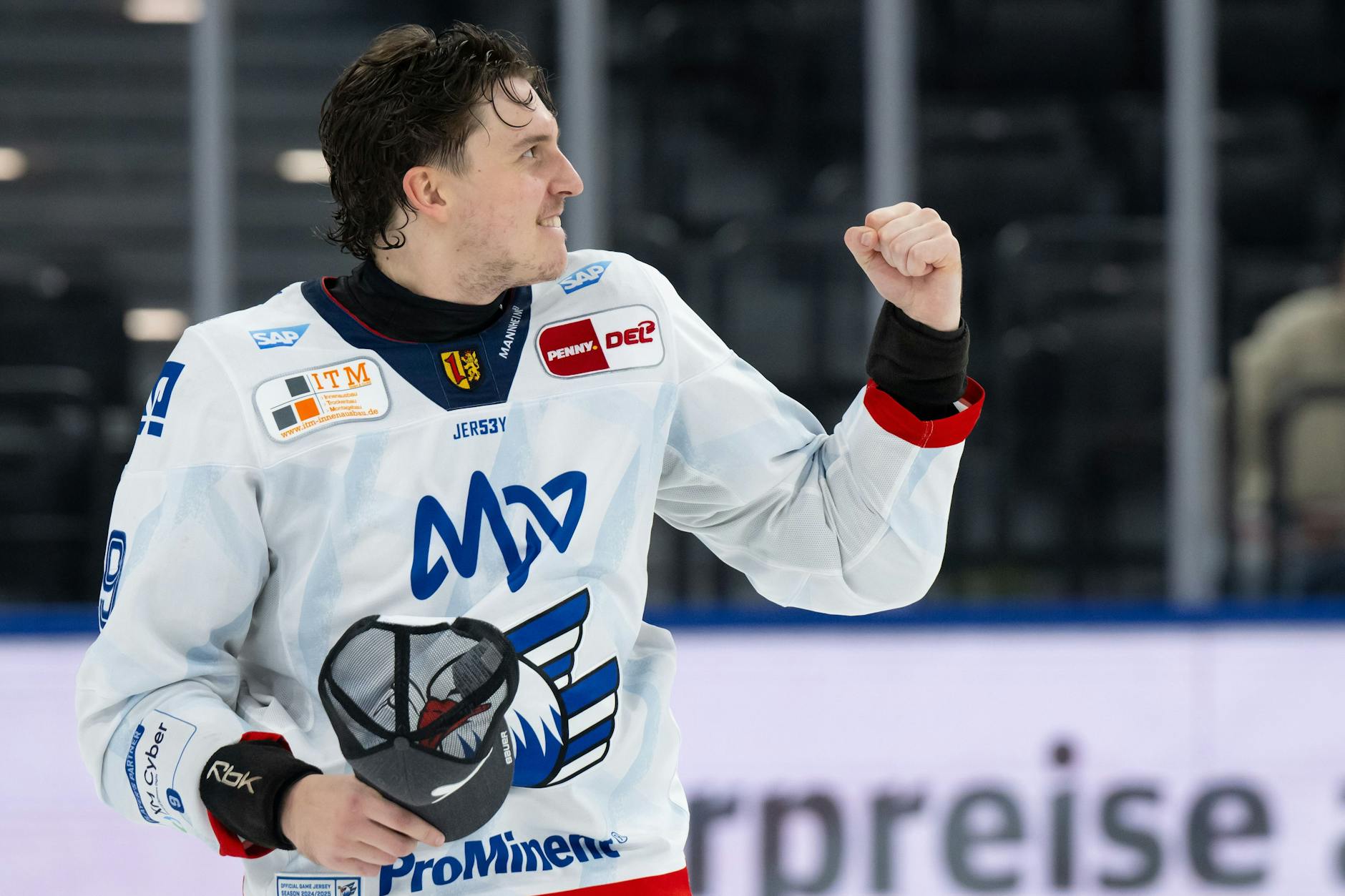 Mannheims Es-Eisbär Leon Gawanke ballt nach dem Sieg in München die Siegerfaust.