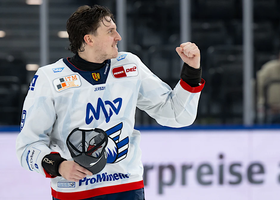 Mannheims Es-Eisbär Leon Gawanke ballt nach dem Sieg in München die Siegerfaust.