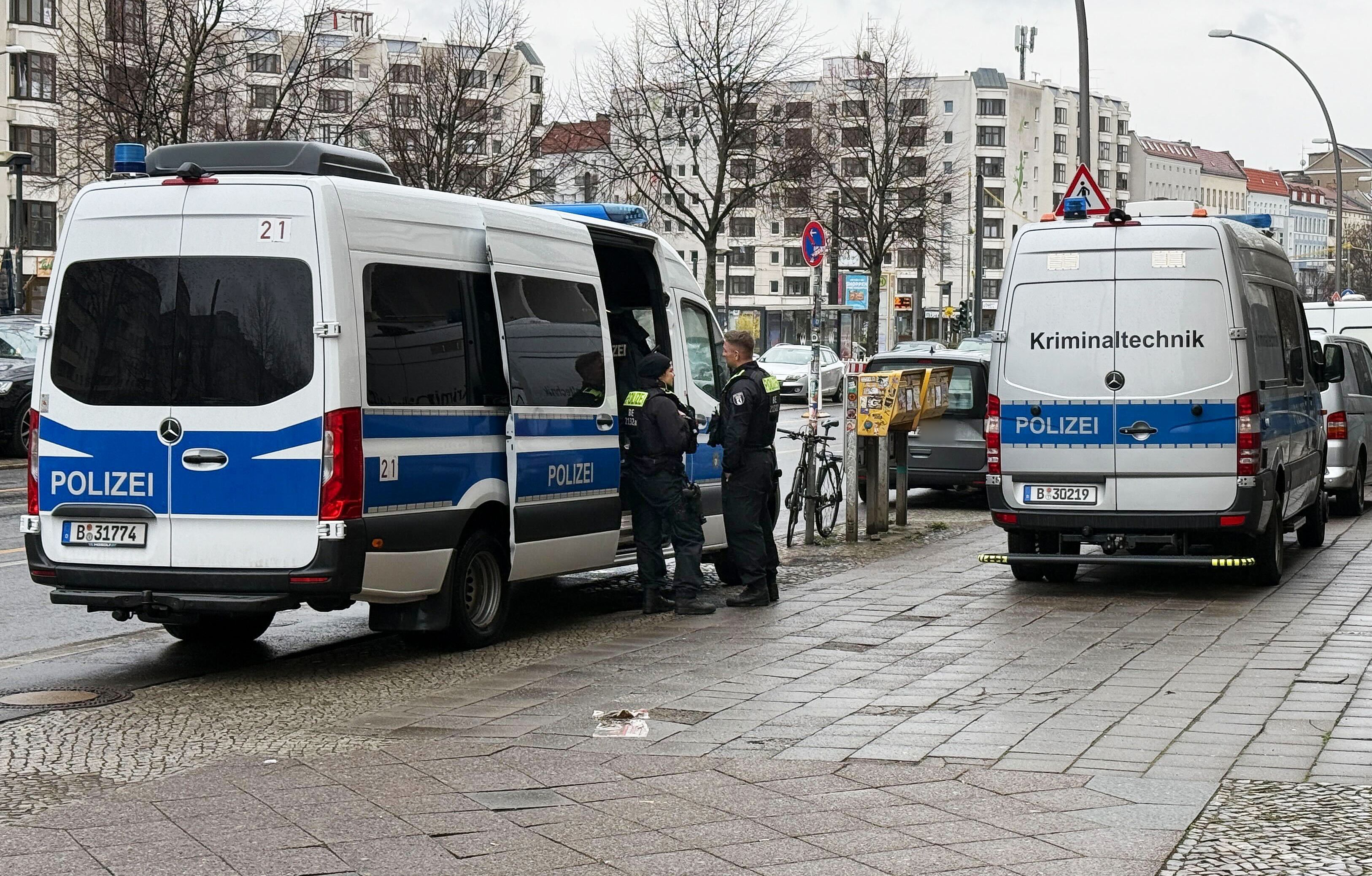 Bluttat am Bersarinplatz! Ermittlung „mit Hochdruck“ – zwei Festnahmen