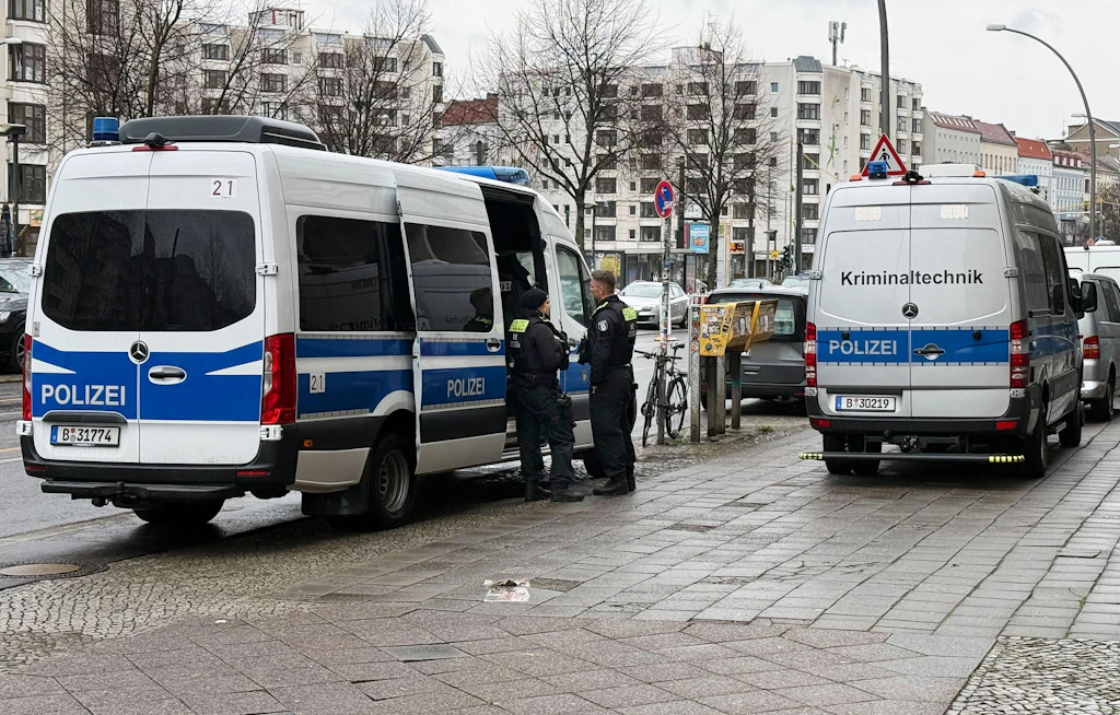 Bluttat am Bersarinplatz! Ermittlung „mit Hochdruck“ – zwei Festnahmen