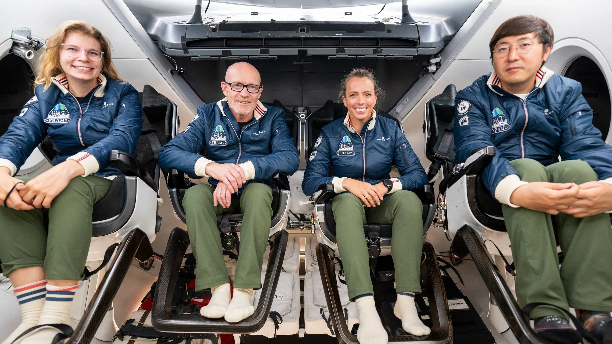 Die Crew der Mission „Fram 2“ : Rabea Rogge (links) sitzt mit Eric Philips, Jannicke Mikkelsen und Chun Wang in einer Trainingskapsel des Raumschiffes „Dragon“.