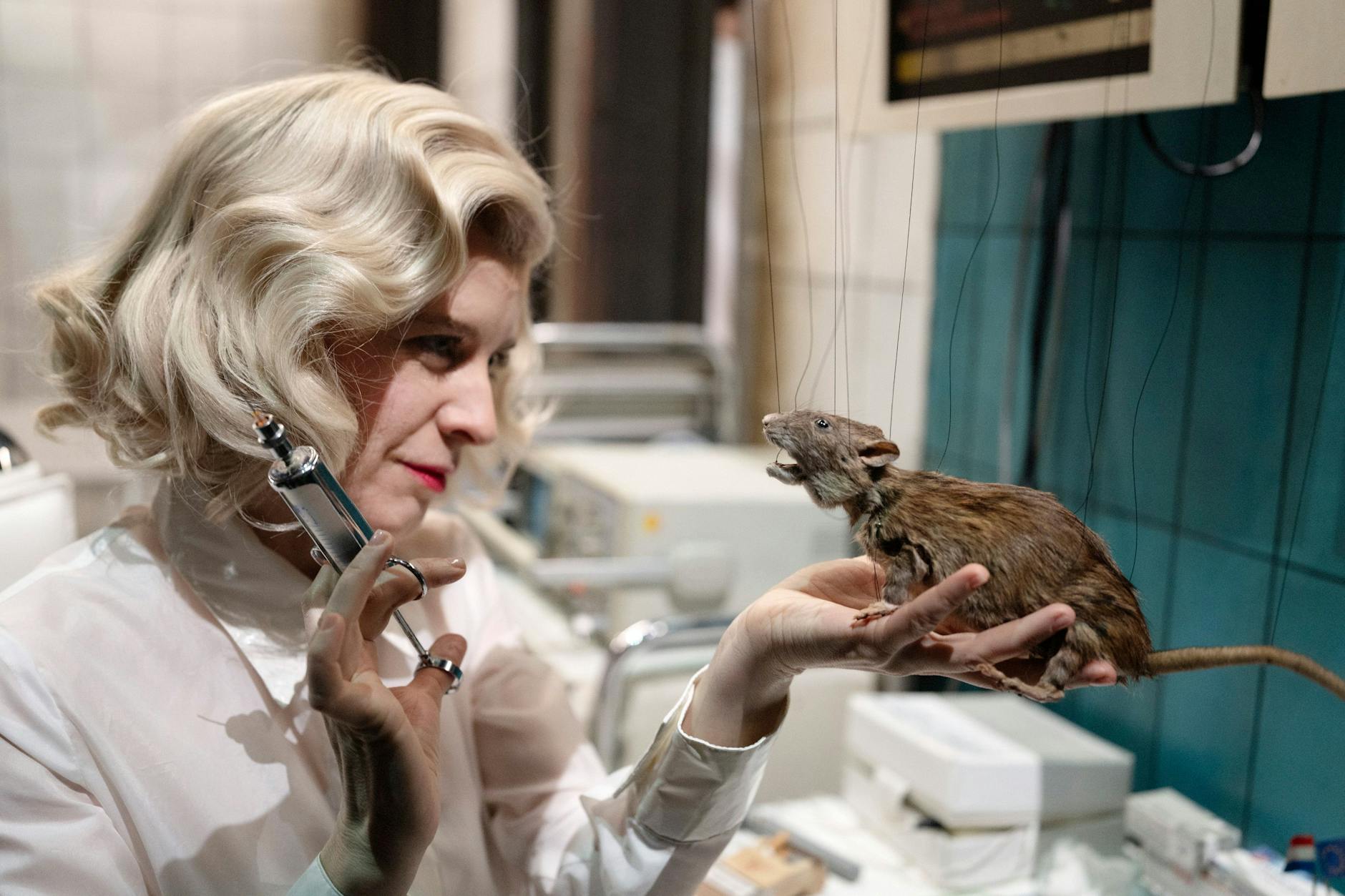 Krankenschwester im Schlaflabor des „Hospitals der Geister“ (Eva-Maria Salcher)