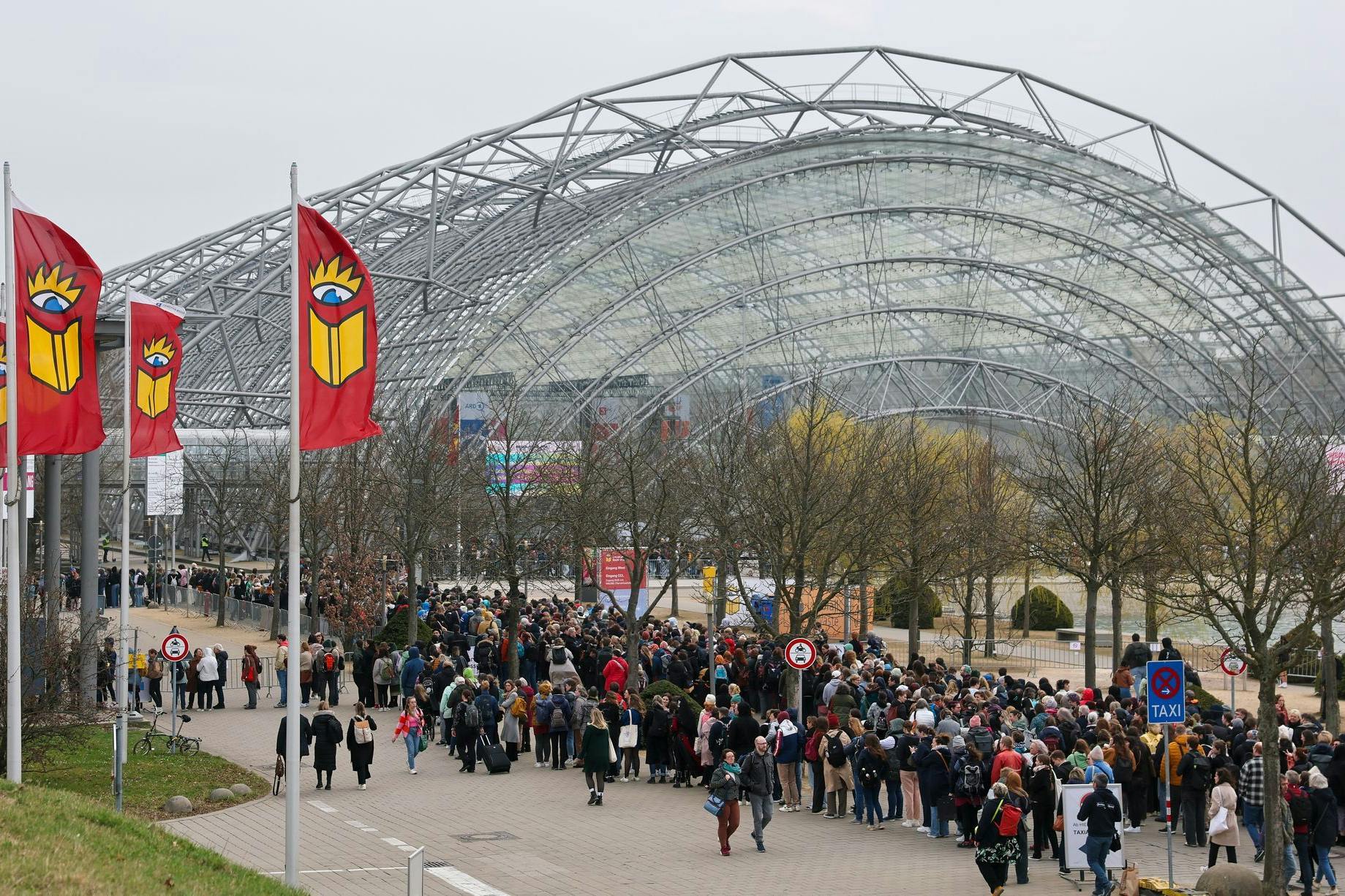 Besuchermassen strömen am Sonnabend zur Leipziger Buchmesse.