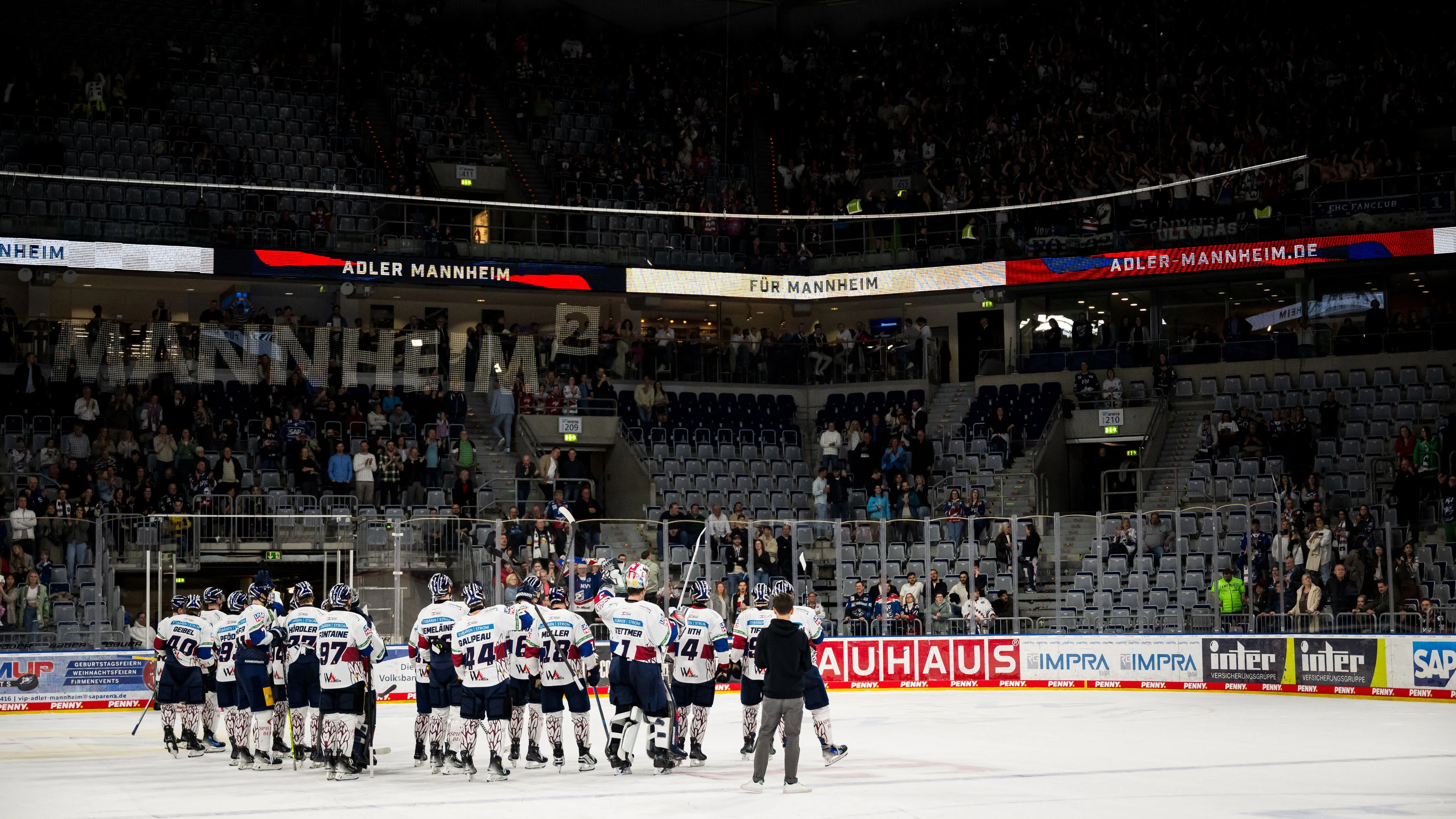Die Spieler des EHC Eisbären feiern am 7. März 2025 ihren 5:4-Sieg n. P. über die Mannheimer Adler in deren Halle.