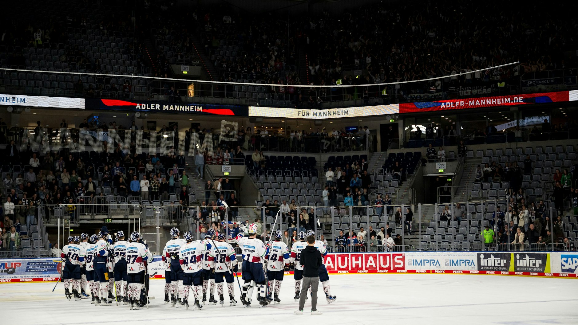 Die Spieler des EHC Eisbären feiern am 7. März 2025 ihren 5:4-Sieg n. P. über die Mannheimer Adler in deren Halle.