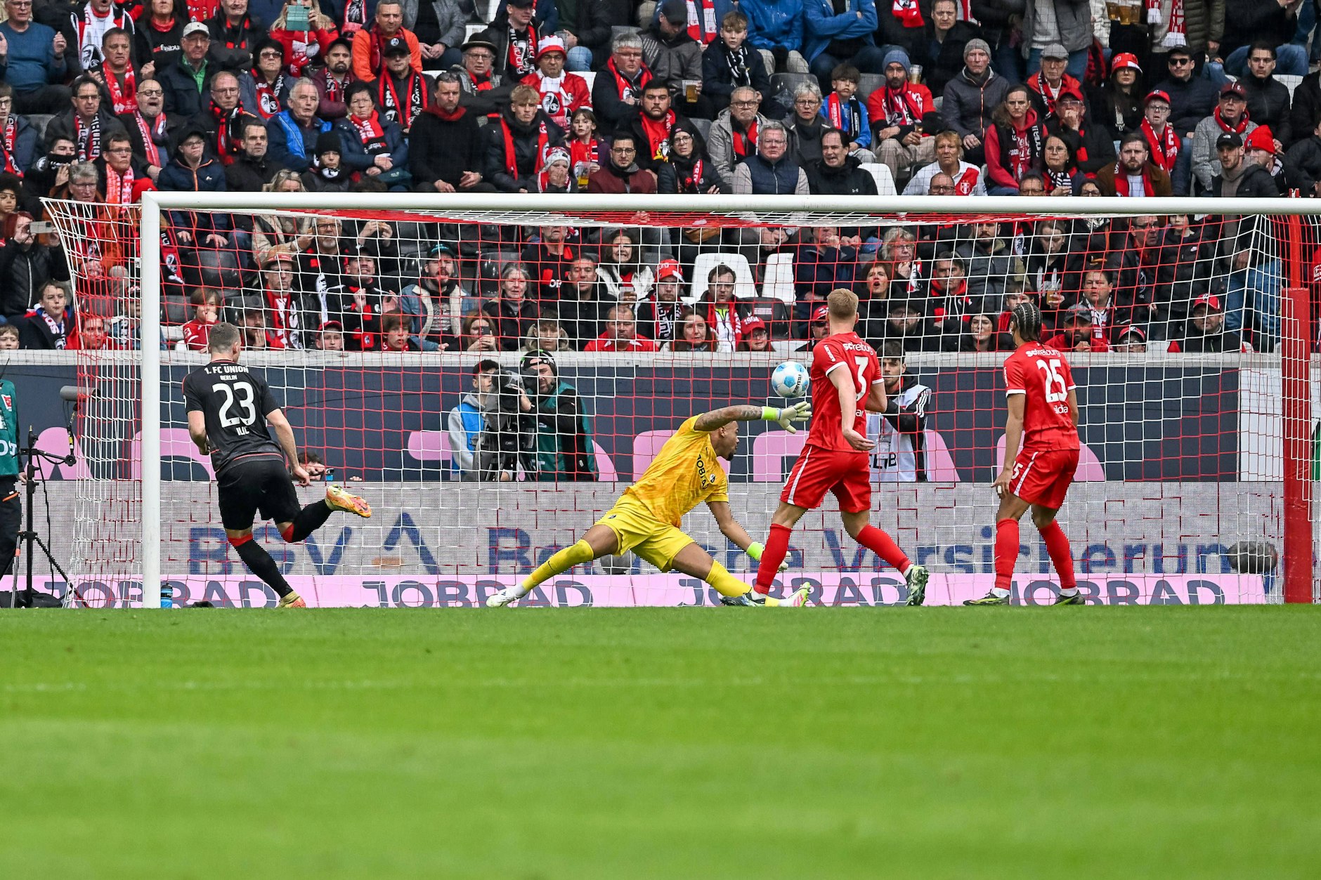 Stürmer Andrej Ilic trifft in der 48. Minute eiskalt zum 2:1-Siegtreffer für Union beim SC Freiburg.