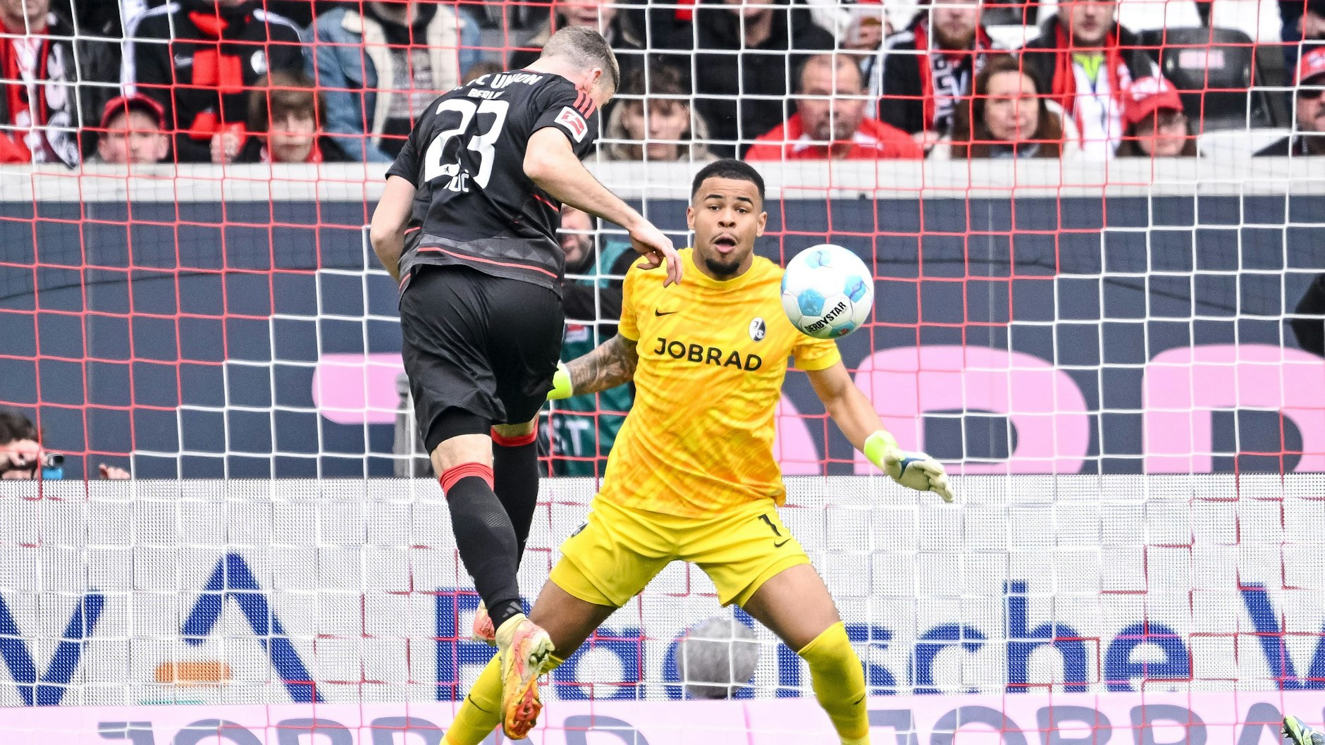 Andrej Ilic köpft gegen Noah Atubolu das 2:1 für den 1. FC Union.