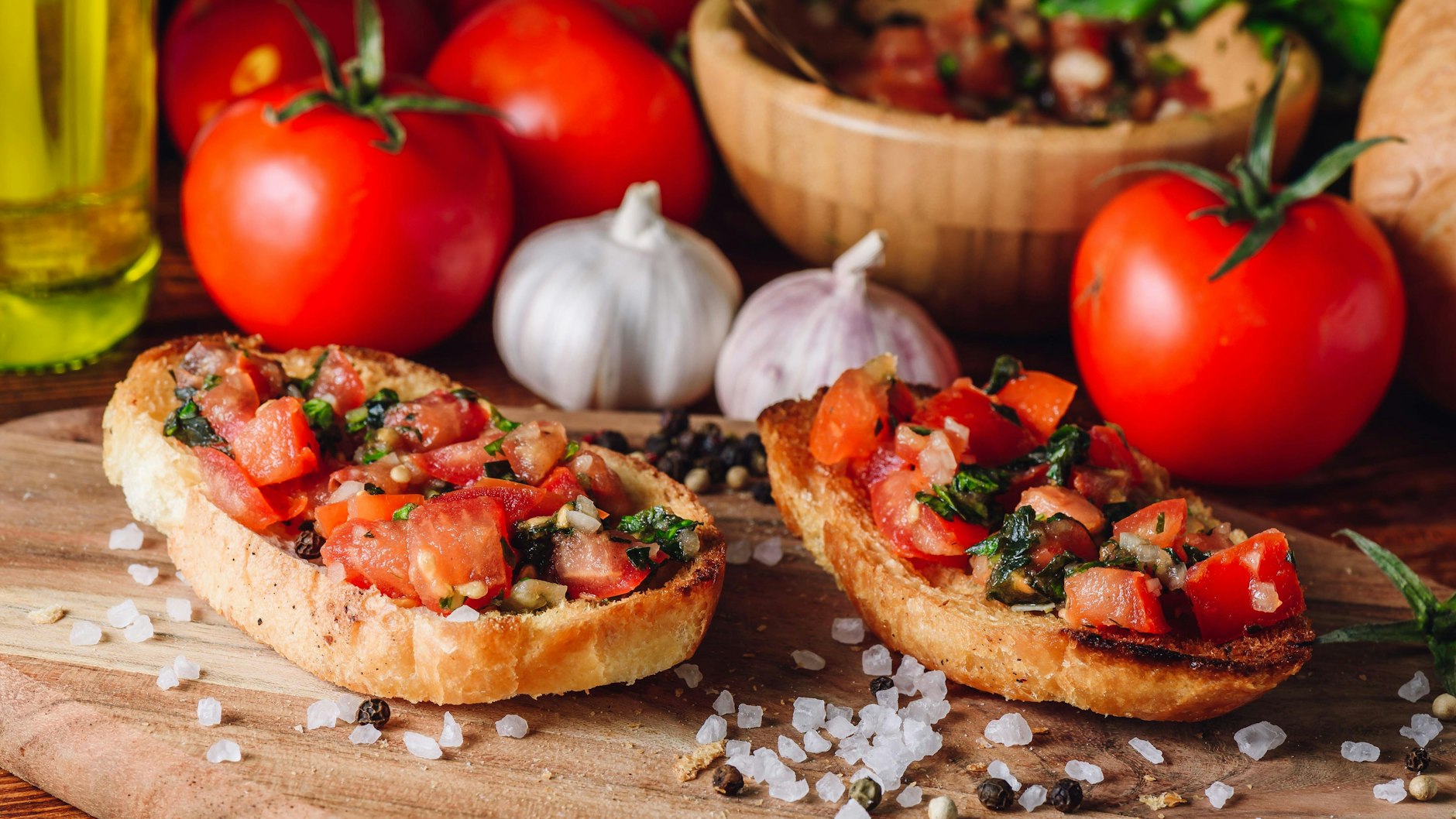 Ciabatta als&nbsp;Bruschetta mit gehackter Tomate und Basilikum.