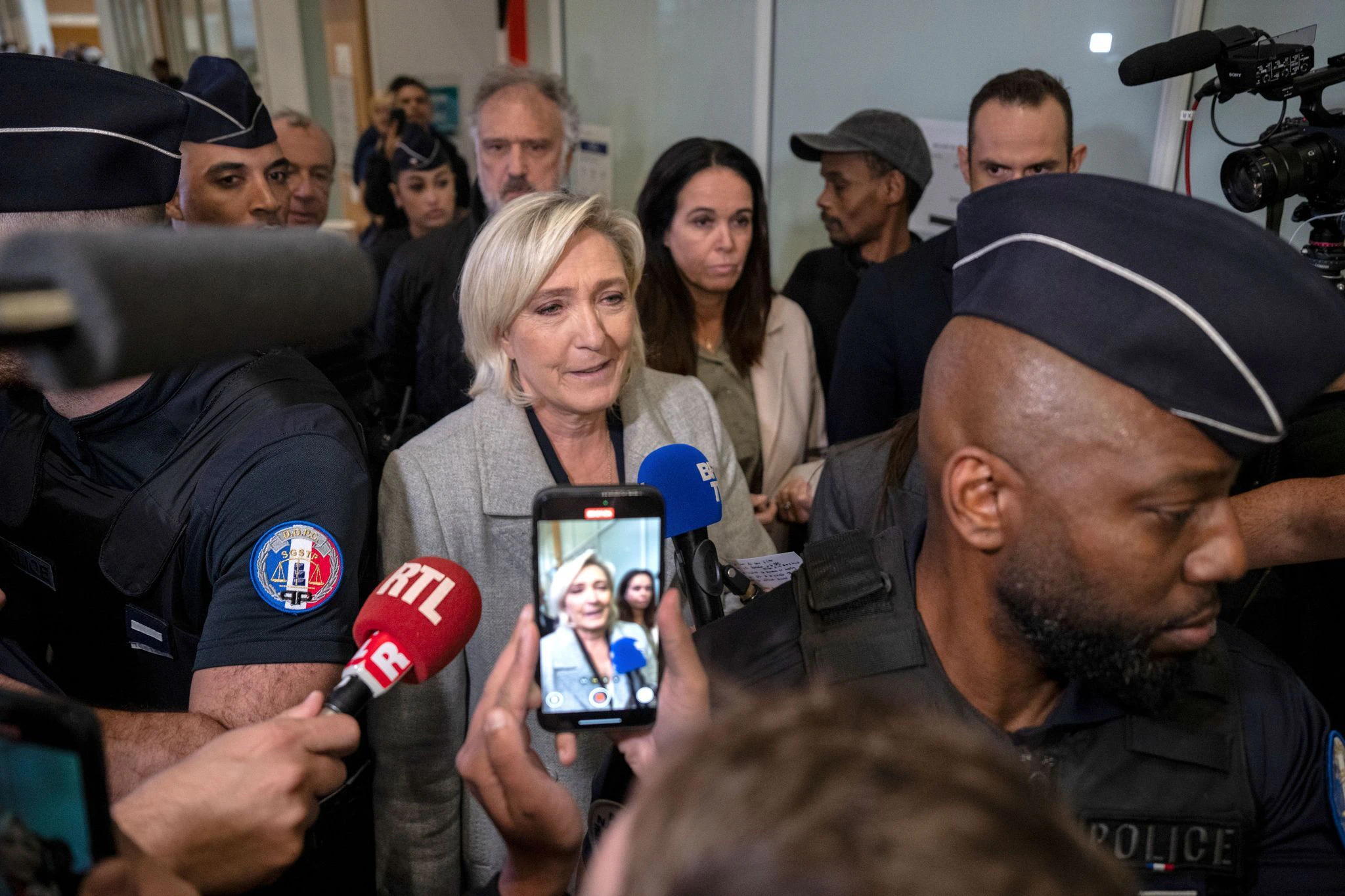 Marine Le Pen, wendet sich an die Presse, als sie zu einem Prozess wegen des Verdachts der Veruntreuung öffentlicher Gelder des Europäischen Parlaments vor Gericht erscheint.