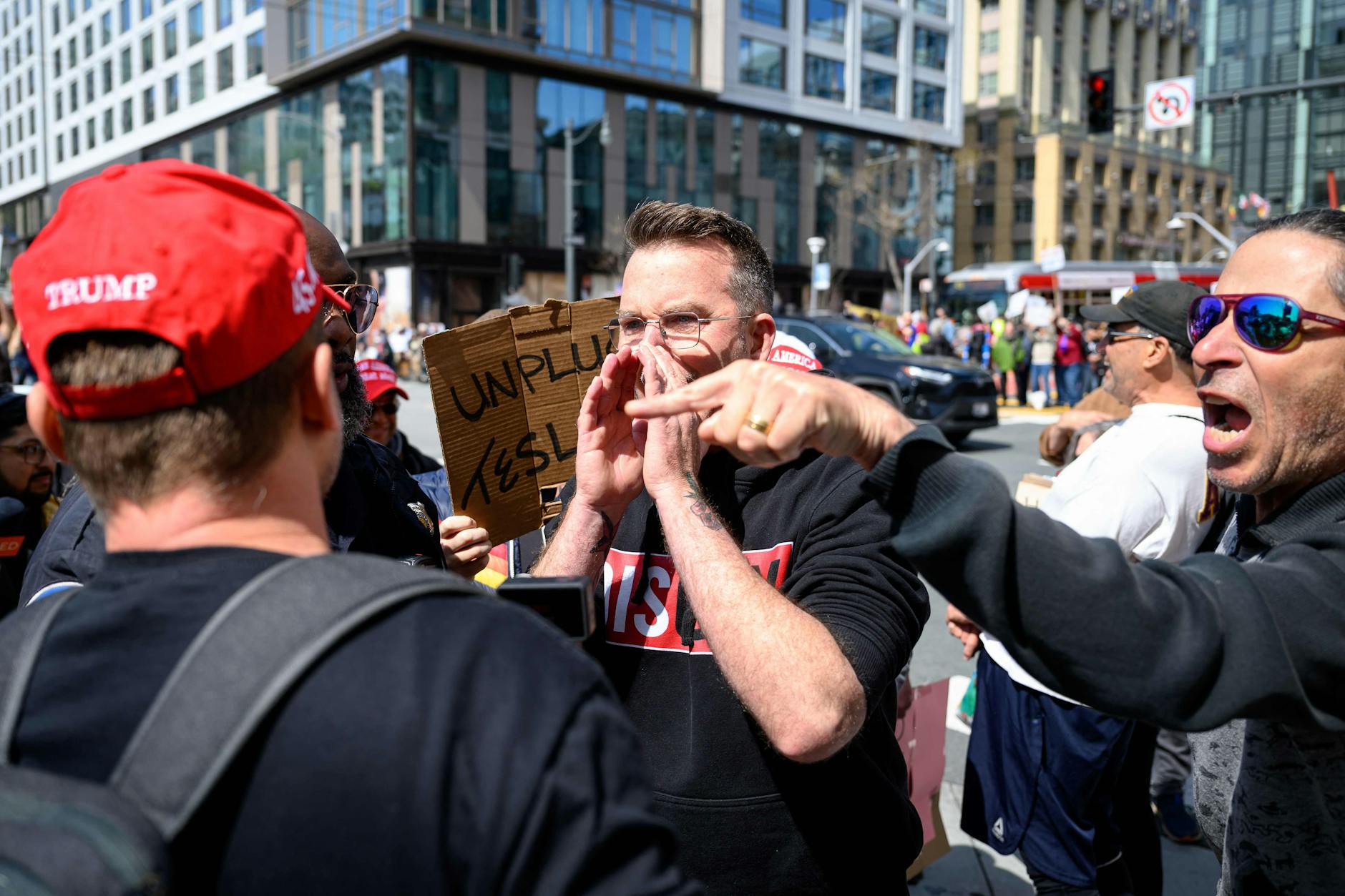 Protest gegen Elon Musk vor einem Tesla-Laden in San Francisco, im US-Bundesstaat Kalifornien.