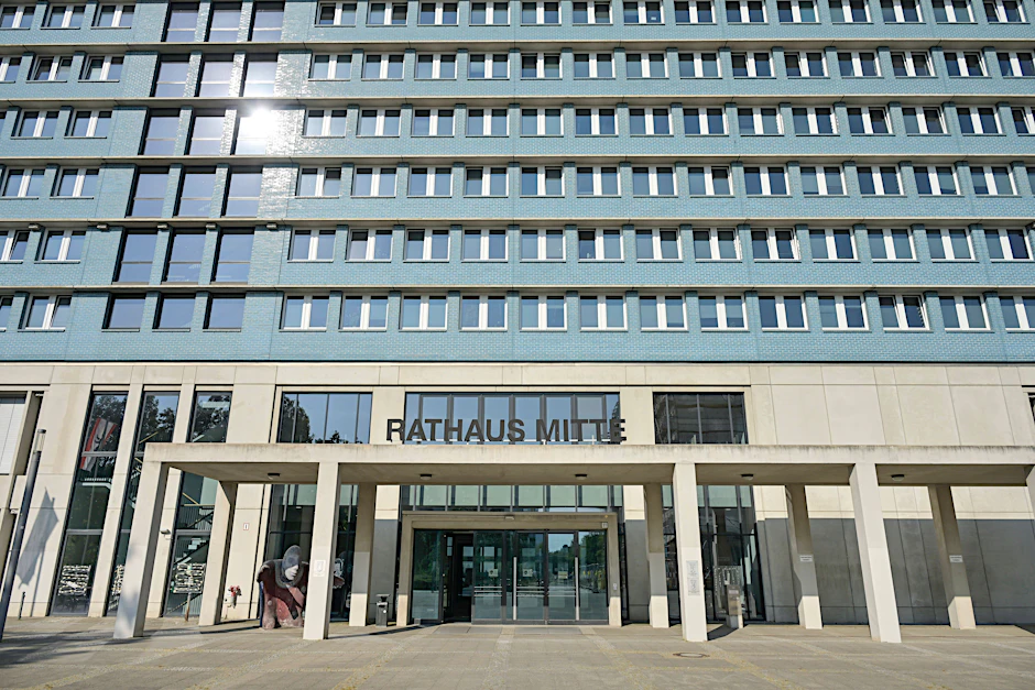 Rathaus Mitte, Karl-Marx-Allee: Mehrsprachigkeit gewünscht.