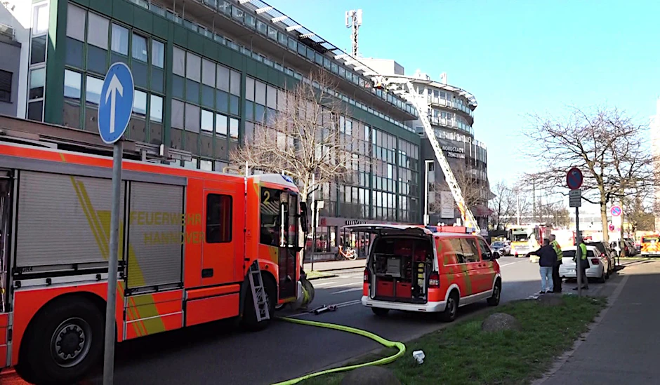 Polizei und Feuewehr sind vor einem Gebäude mit einem Altenheim im Einsatz. Pflegekräften fiel auf, dass es in einem Zimmer eines Altenheimes brennt. Die Feuerwehr wurde alarmiert. Es wurden mehrere Anwohner verletzt. 