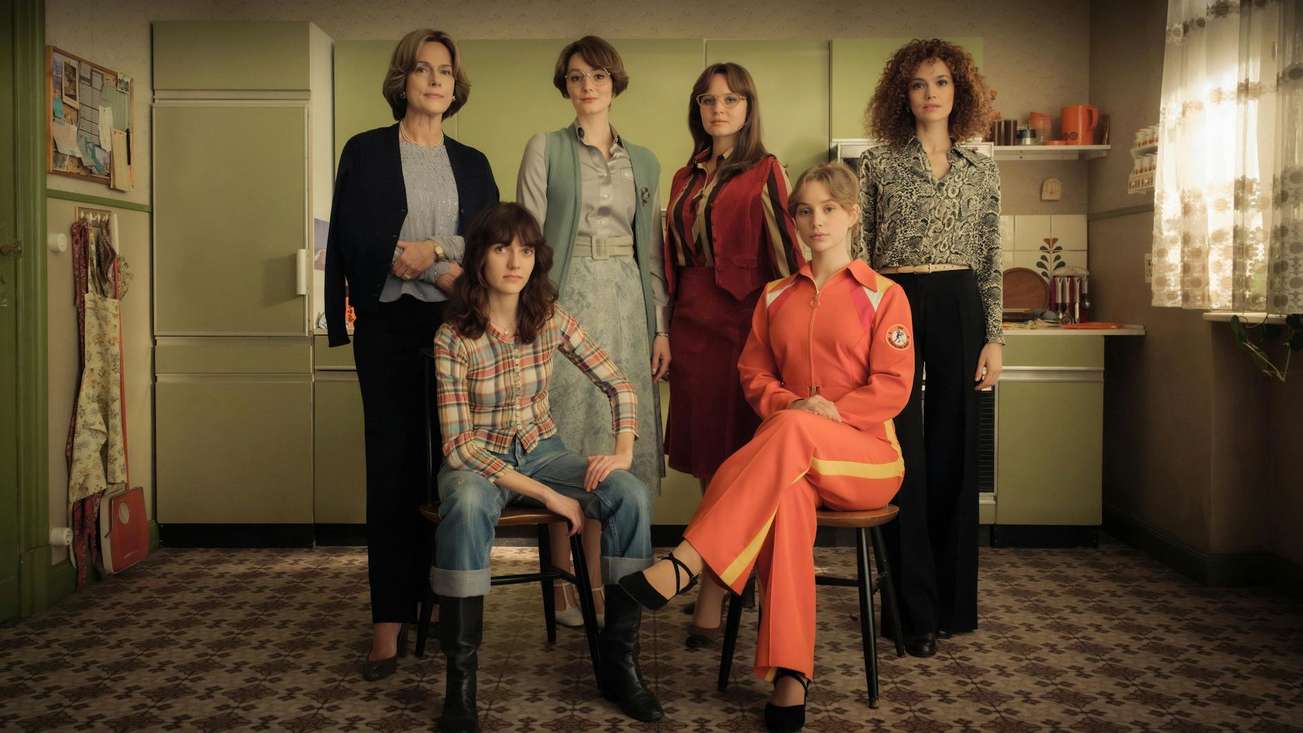 Caterina Schöllack (Claudia Michelsen, hinten, v. l.), Helga von Boost (Maria Ehrich), Monika Schöllack (Sonja Gerhardt), Eva Fassbender (Emilia Schüle), sowie Friederike von Boost (Marie Louise Albertine Becker, vorn, v. l) und Dorli Schöllack (Carlotta Bähre) posieren für „Ku'damm 77“.
