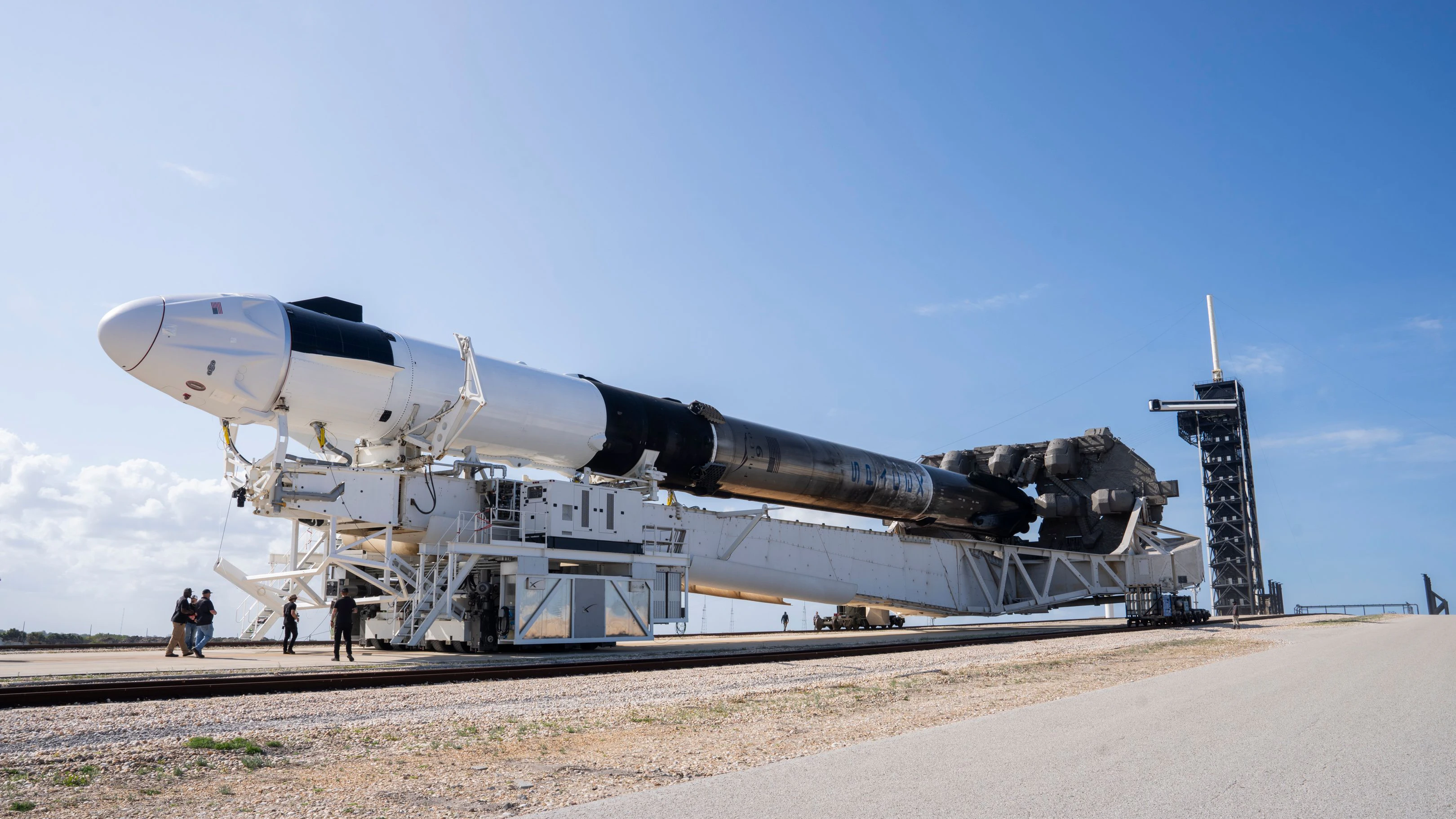 Die 70 Meter-Rakete „Falcon 9“ mit der Raumkapsel an der Spitze rollt zur Startrampe in Cape Carnavaral.