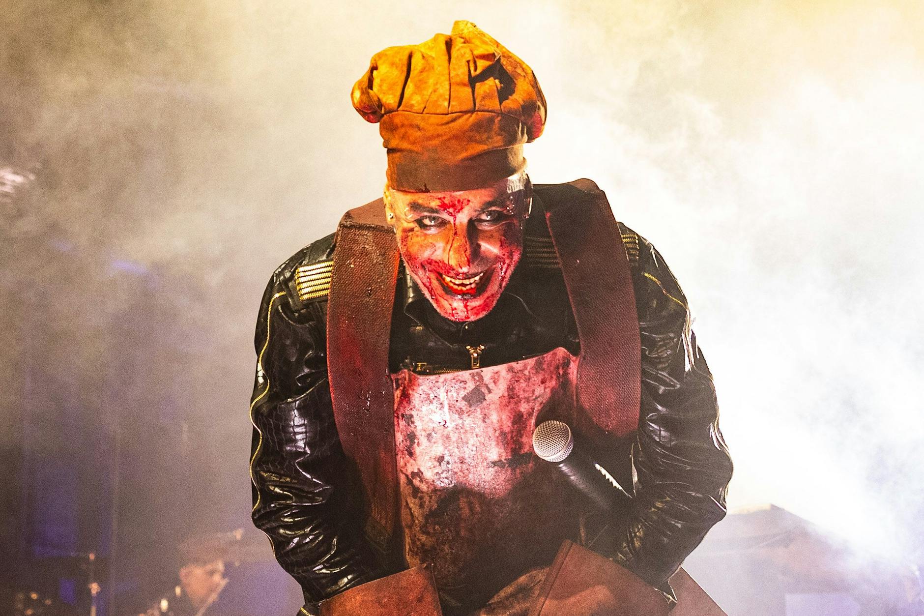 Till Lindemann steht eigentlich mit Rammstein auf der Bühne, tritt aber auch solo auf. Jetzt trennt er sich von einer Gitarristin aus seiner Band.