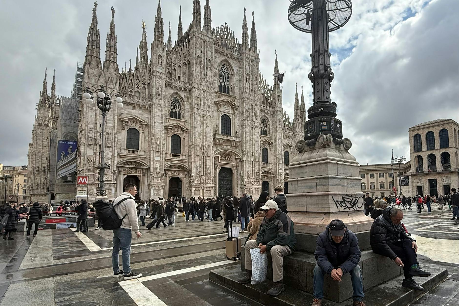 Noch wird das Rauchverbot vor dem Mailänder Dom von so manchem ignoriert. Aber die Stadt will bald härter durchgreifen.