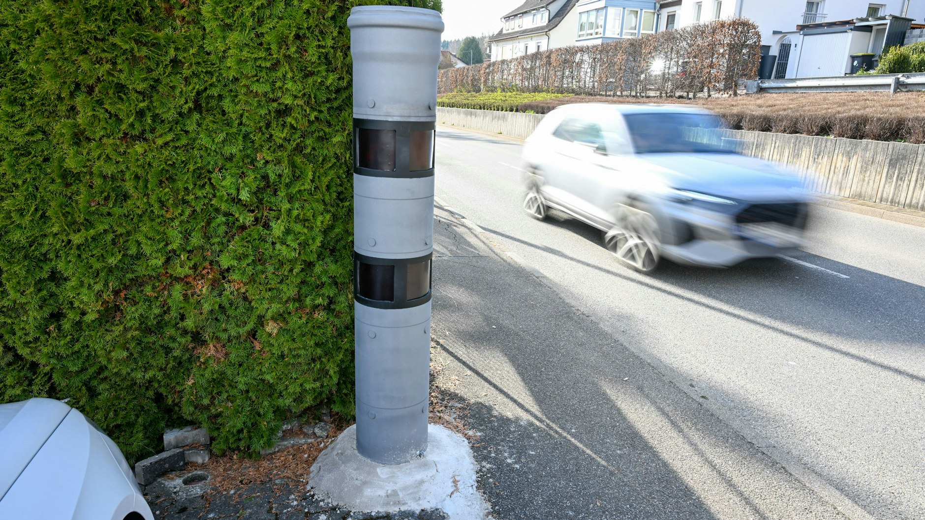 Sieht täuschend echt aus und bremst Raser – der Fake-Blitzer von Frittlingen. Die Nachbarschaft will, dass er bleibt.
