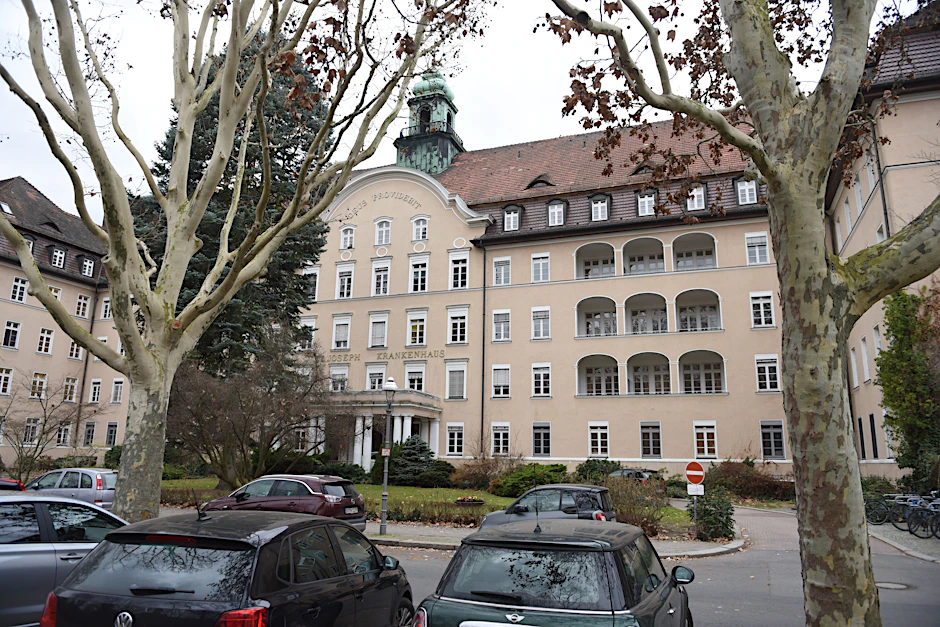 Autofahrer können vorläufig kostenfrei in der Parkzone rund um das St. Joseph Krankenhaus in Tempelhof-Schöneberg parken.