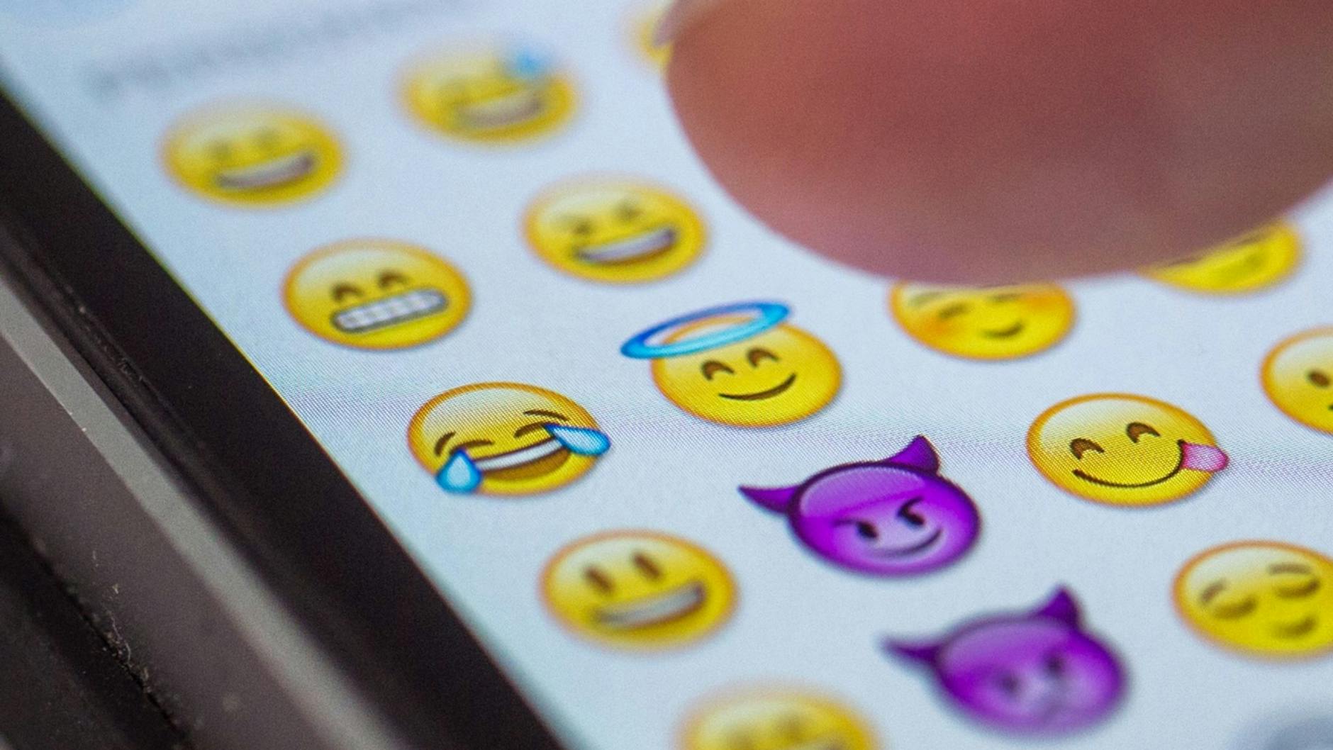 Hinter den Emoji-Codes der digitalen Sprache von Jugendlichen verbergen sich oft Bedeutungen, von denen Eltern überrascht wären.