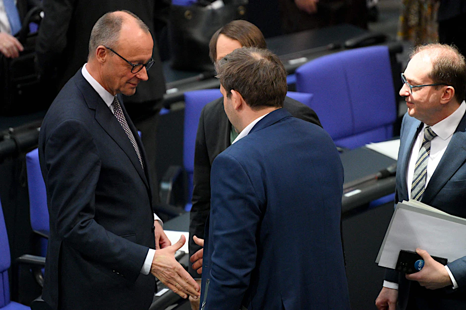 Respektvoller Umgang: Friedrich Merz gibt Lars Klingbeil die Hand.