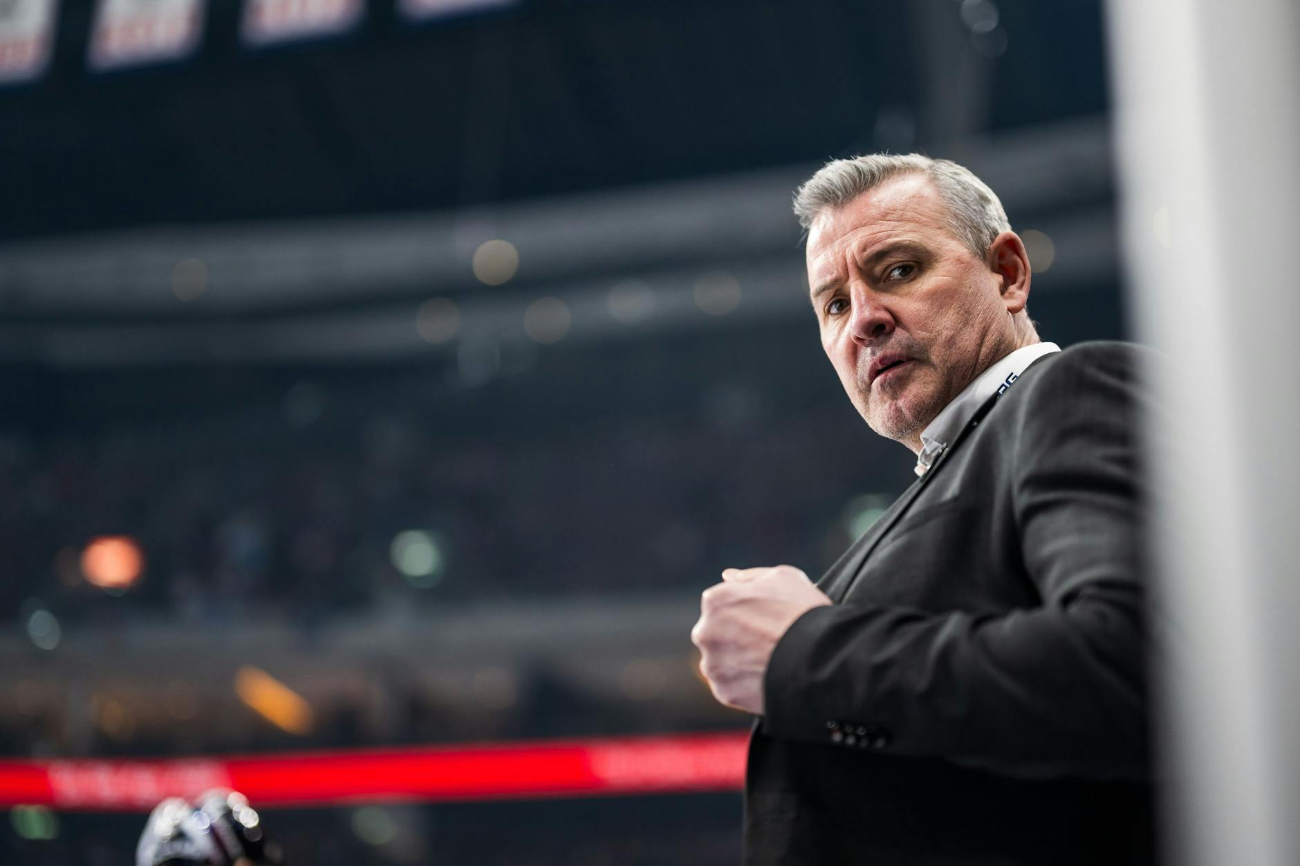 Trainer Serge Aubin von den Eisbären Berlin bereitet seine Mannschaft auf intensive Play-off-Spiele gegen die Adler Mannheim vor.