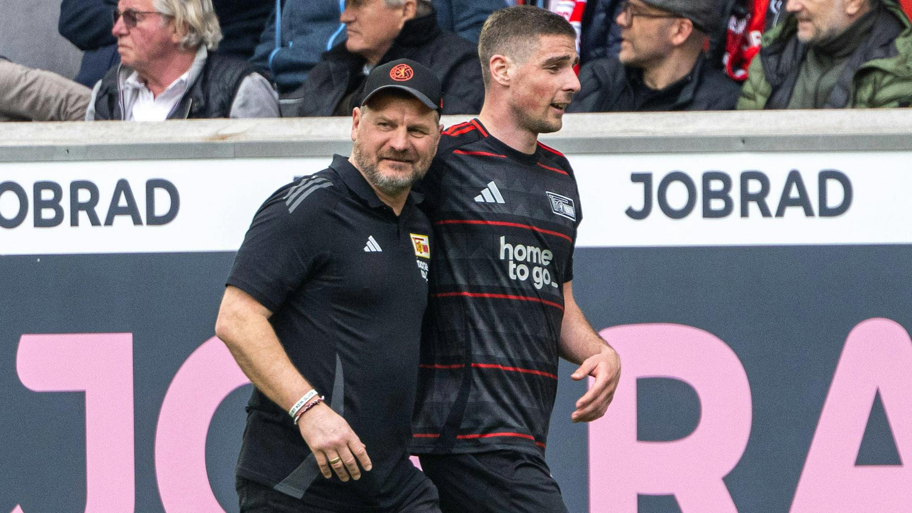 Trainer Steffen Baumgart hat sich Andrej Ilic nach dem Spiel in Freiburg geschnappt und feiert mit seinem Stürmer den Sieg des 1. FC Union.