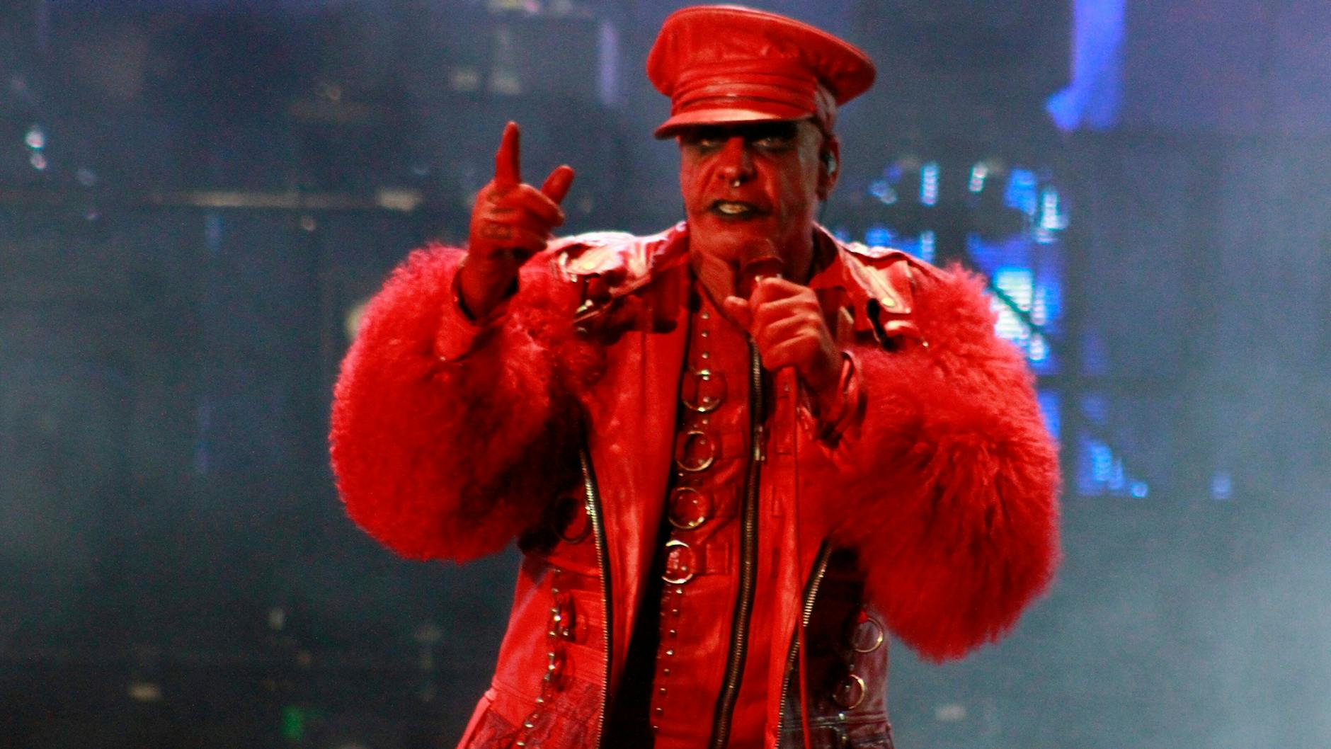Till Lindemann bei einer seiner Solo-Shows. Er steht nicht nur mit Rammstein auf der Bühne, sondern hat noch eine eigene Band.