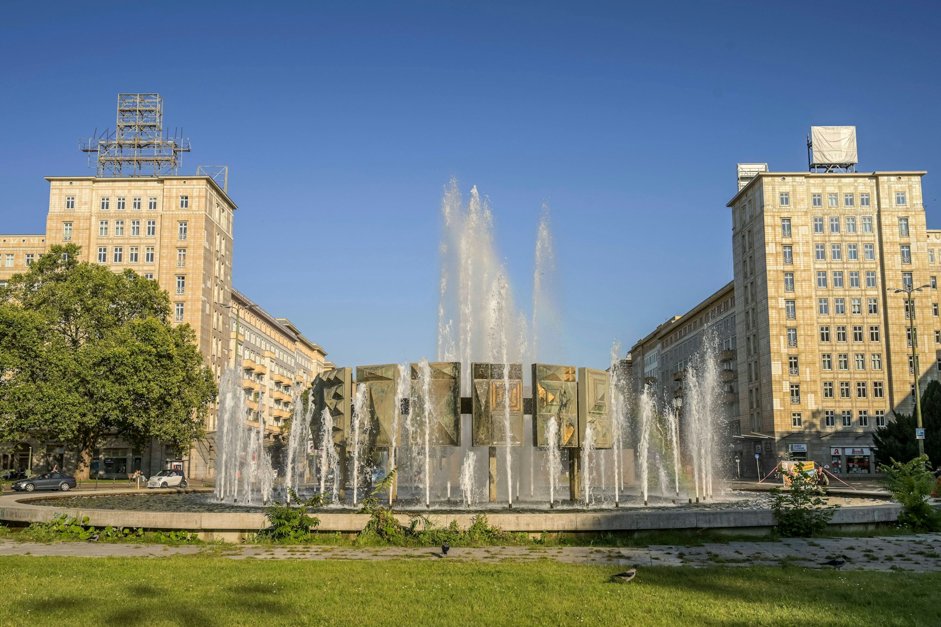 Am Strausberger Platz fallen seit Jahren immer wieder Fliesen von den bereits sanierten Fassaden.