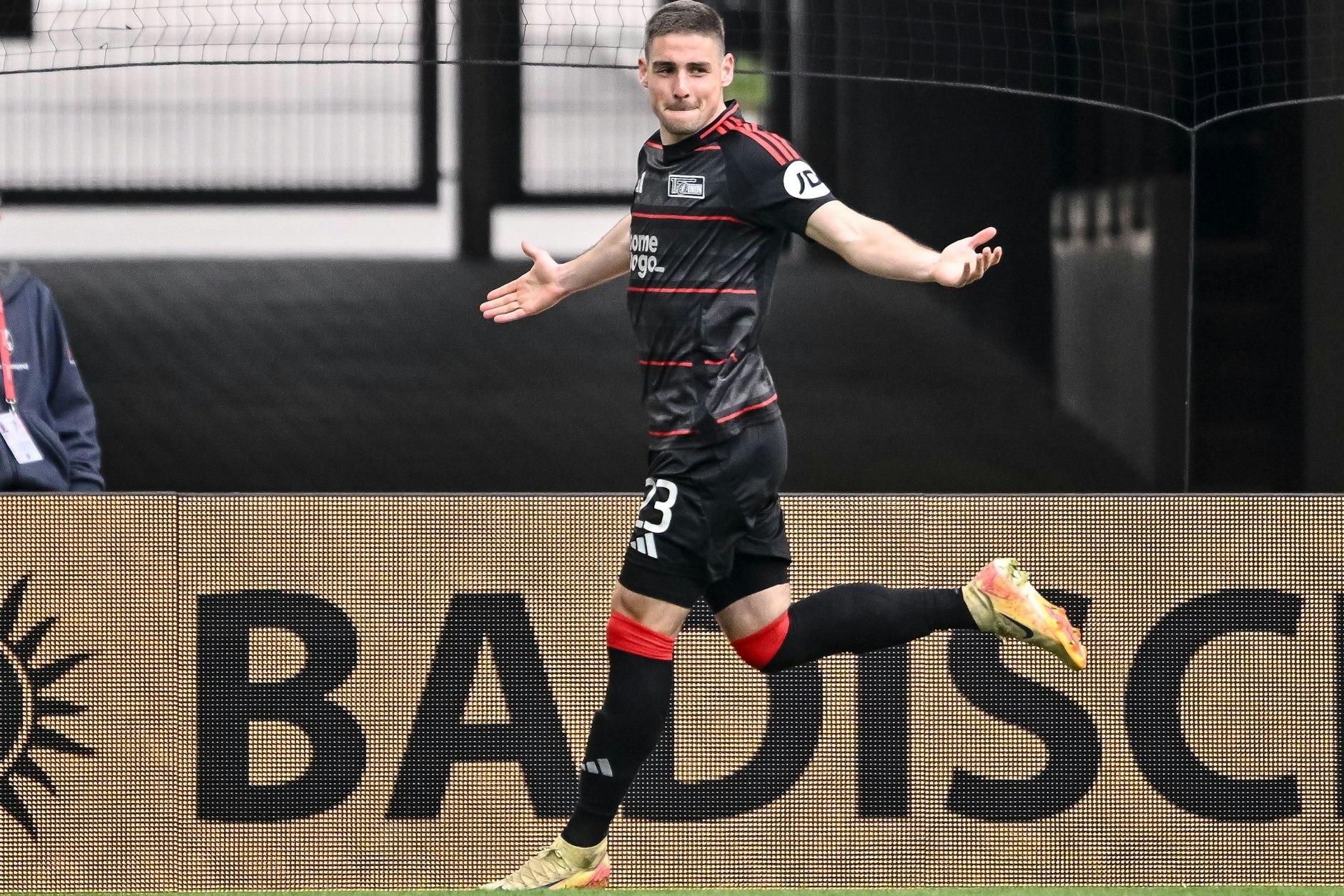 Andrej Ilic hat gerade das 2:1 für den 1. FC Union in Freiburg gemacht und lädt zur großen Jubelsause ein.