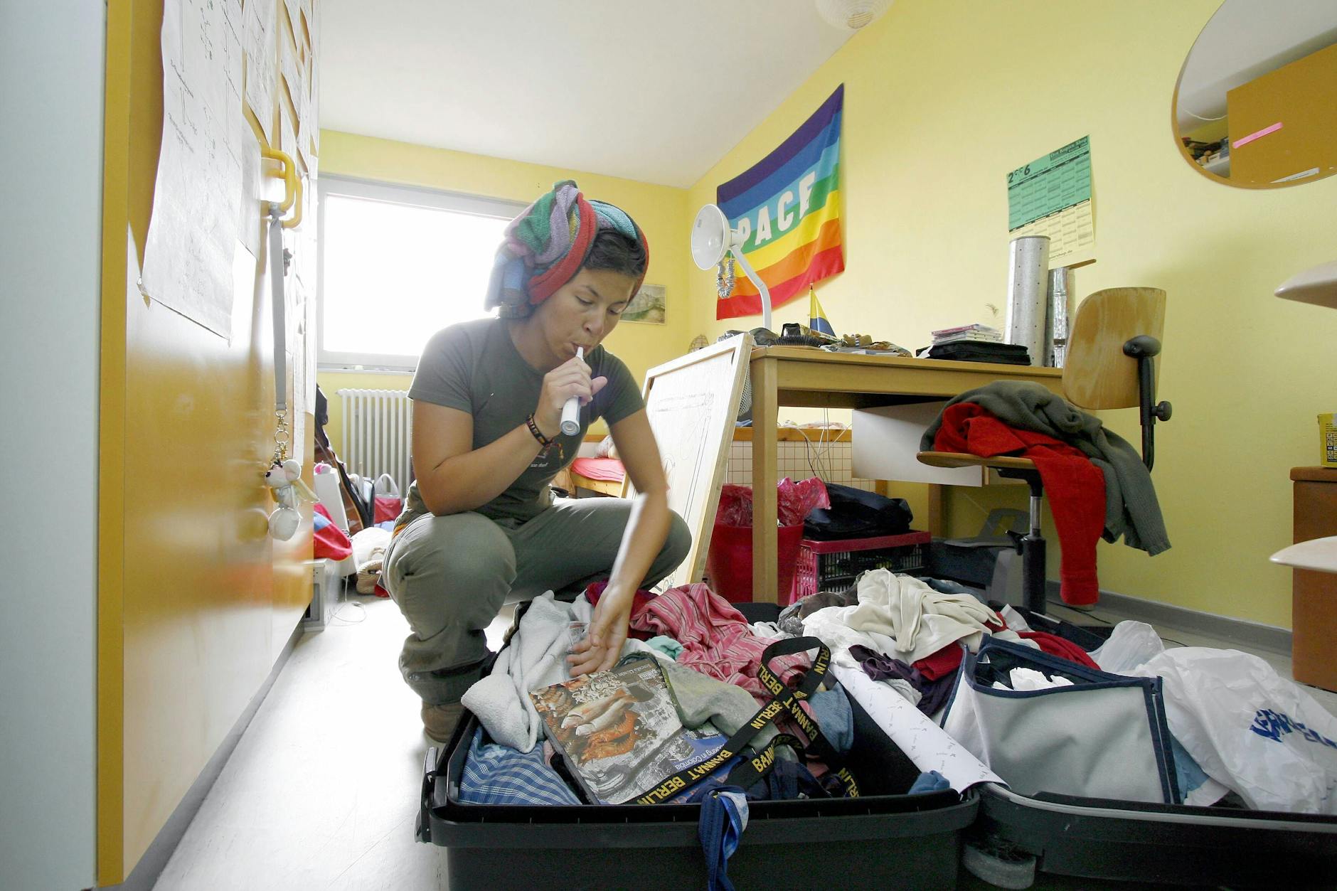 Studentin packt ihre Koffer aus in einer Studenten-WG im Studentendorf Schlachtensee in Berlin. (Symbolfoto)