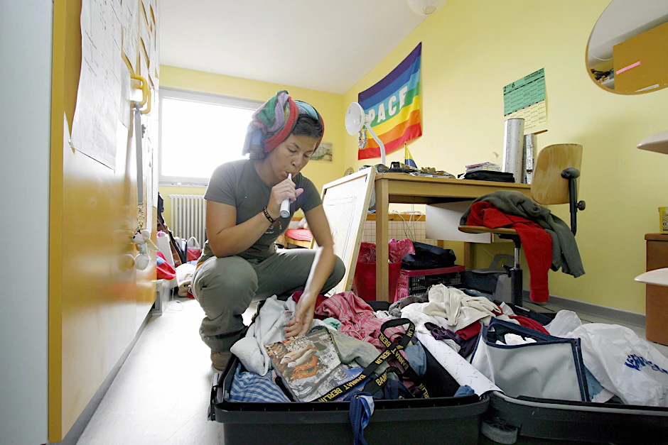 Studentin packt ihre Koffer aus in einer Studenten-WG im Studentendorf Schlachtensee in Berlin. (Symbolfoto) 