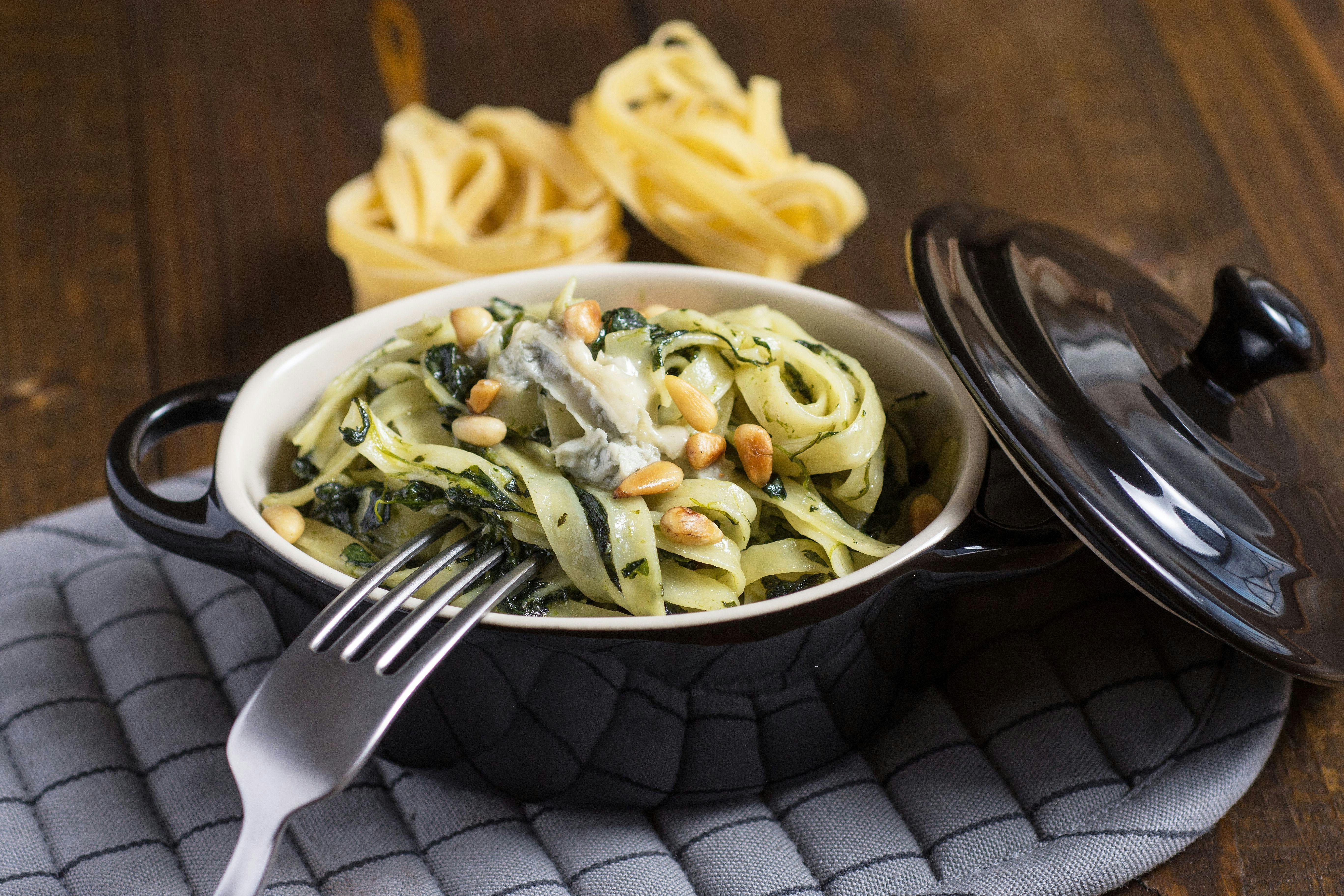 Herrlich cremig und würzig! Rezept für Pasta mit Gorgonzola-Spinat-Soße