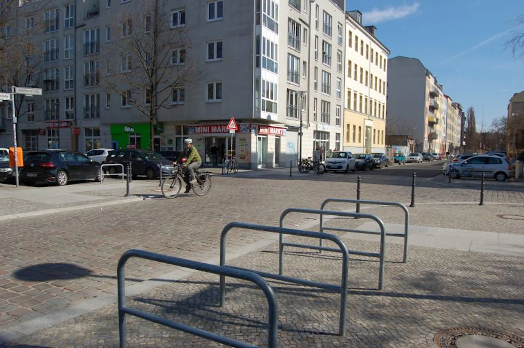Adalbertstraße ve Melchiorstraße'deki arabalar için kısıtlamalar